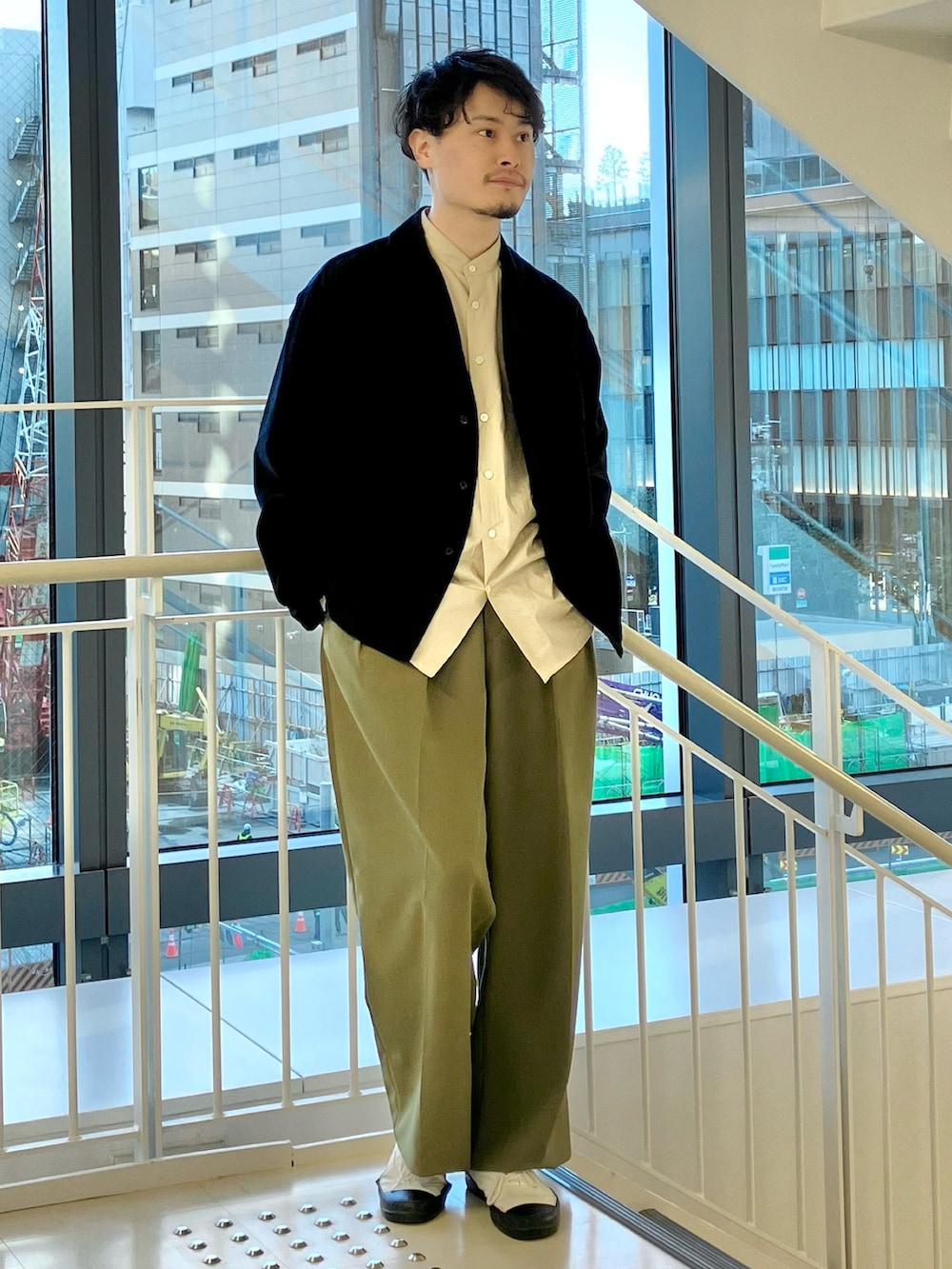 ブラック系のジャケット/アウター、ベージュ系のシャツ/ブラウス、グリーン系のパンツを着用したメンズの冬コーディネートの3枚目の写真