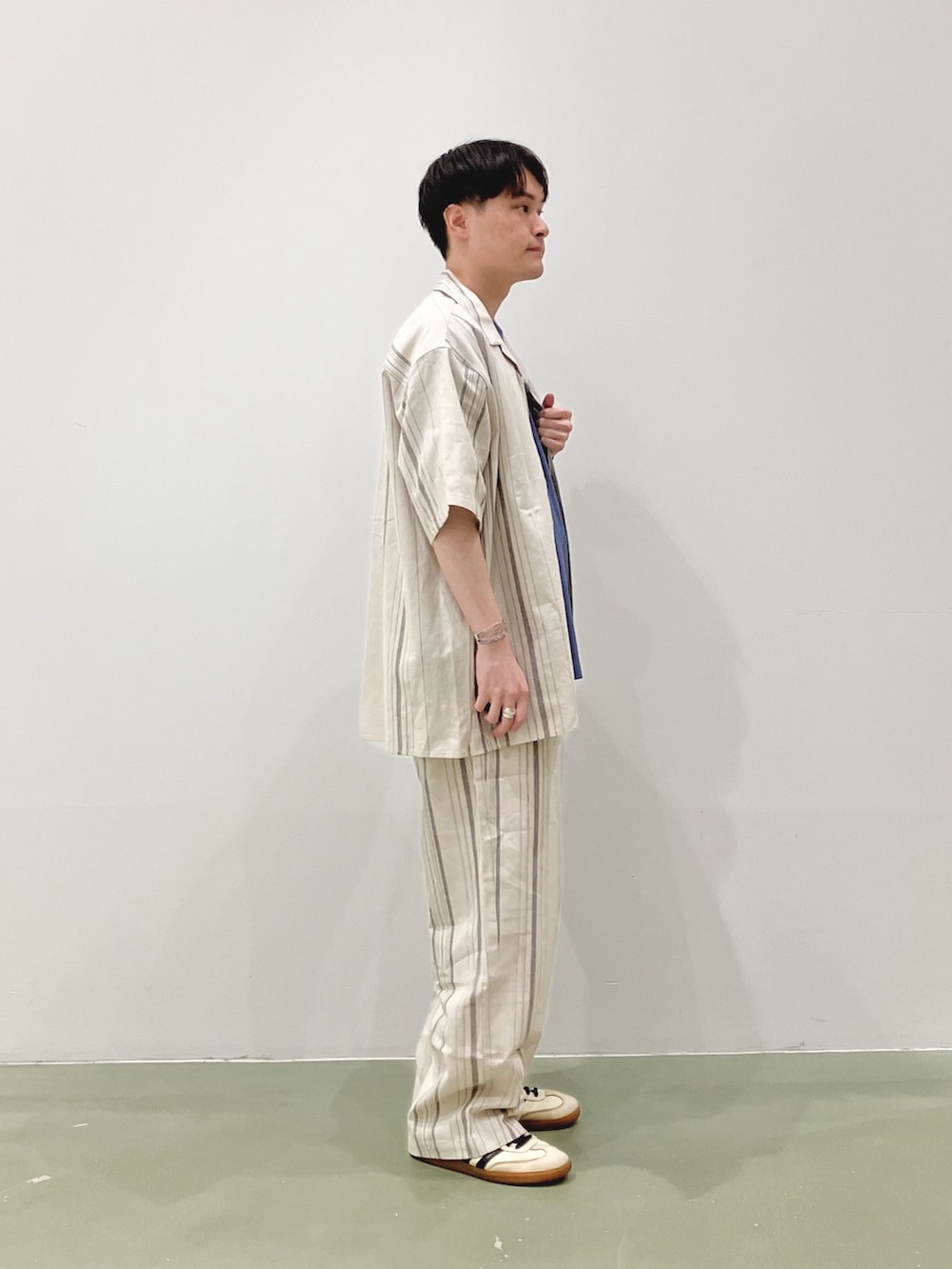 その他のシャツ/ブラウス、ブルー系のTシャツ/カットソー、その他のスラックスを着用したメンズの夏コーディネートの2枚目の写真