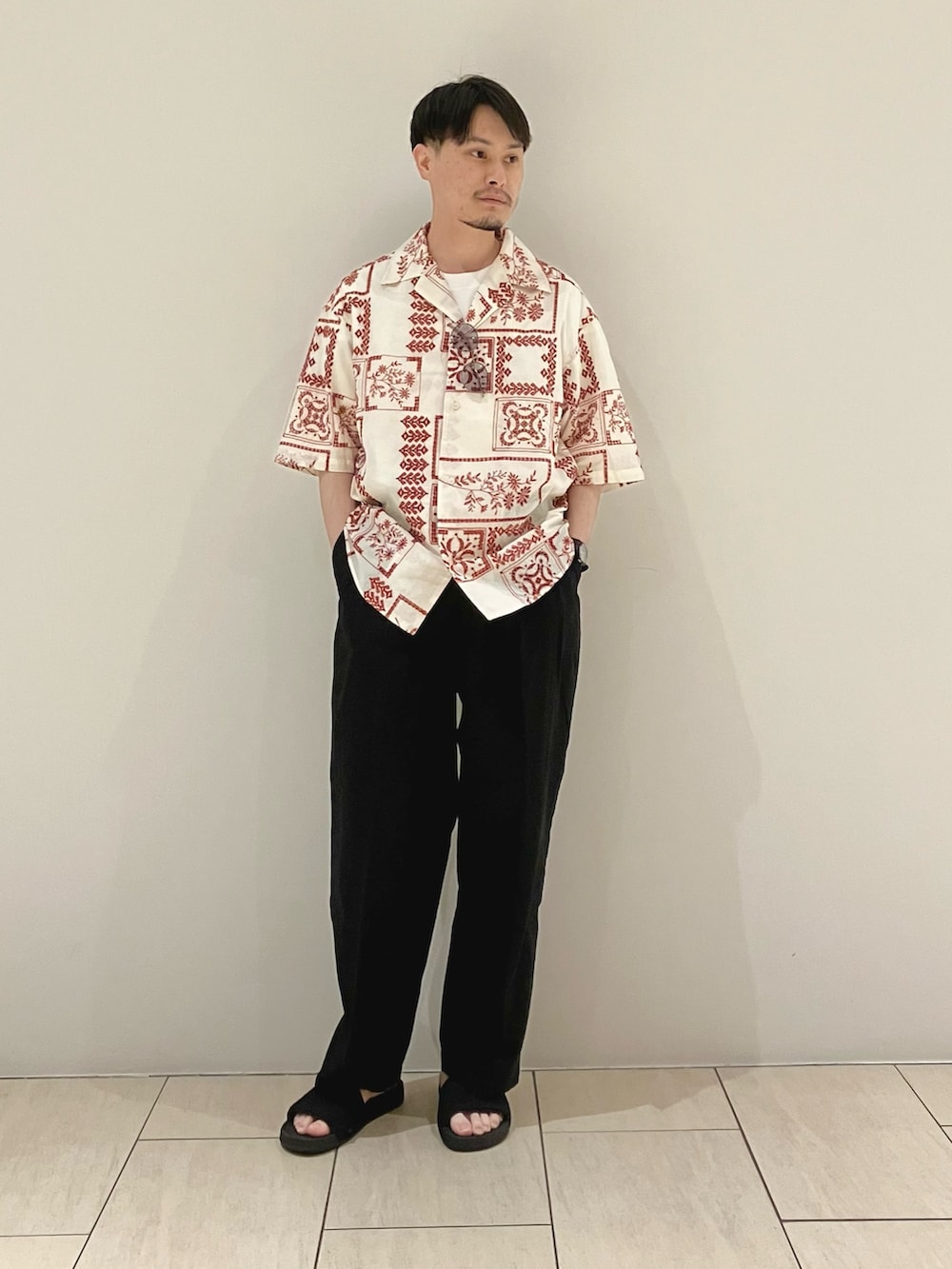 ホワイト系のTシャツ/カットソー、ブラック系のその他パンツ、その他のシャツ/ブラウスを着用したメンズの夏コーディネートの5枚目の写真