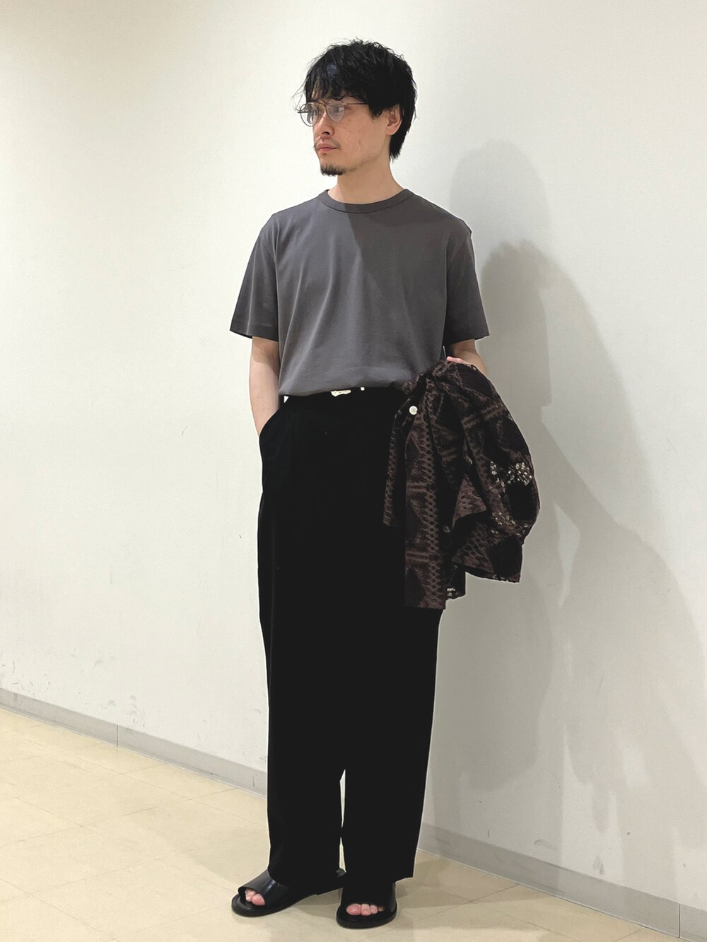 グレー系のTシャツ/カットソー、ブラウン系のシャツ/ブラウス、ブラック系のパンツを着用したメンズの夏コーディネートの5枚目の写真