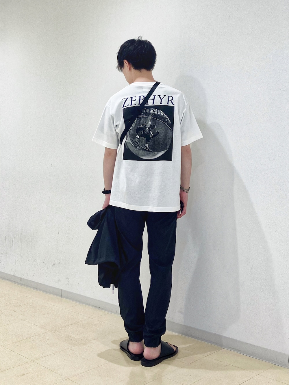 ホワイト系のTシャツ/カットソー、グレー系のショルダーバッグ、ブラック系のシャツ/ブラウスを着用したメンズの夏コーディネートの3枚目の写真