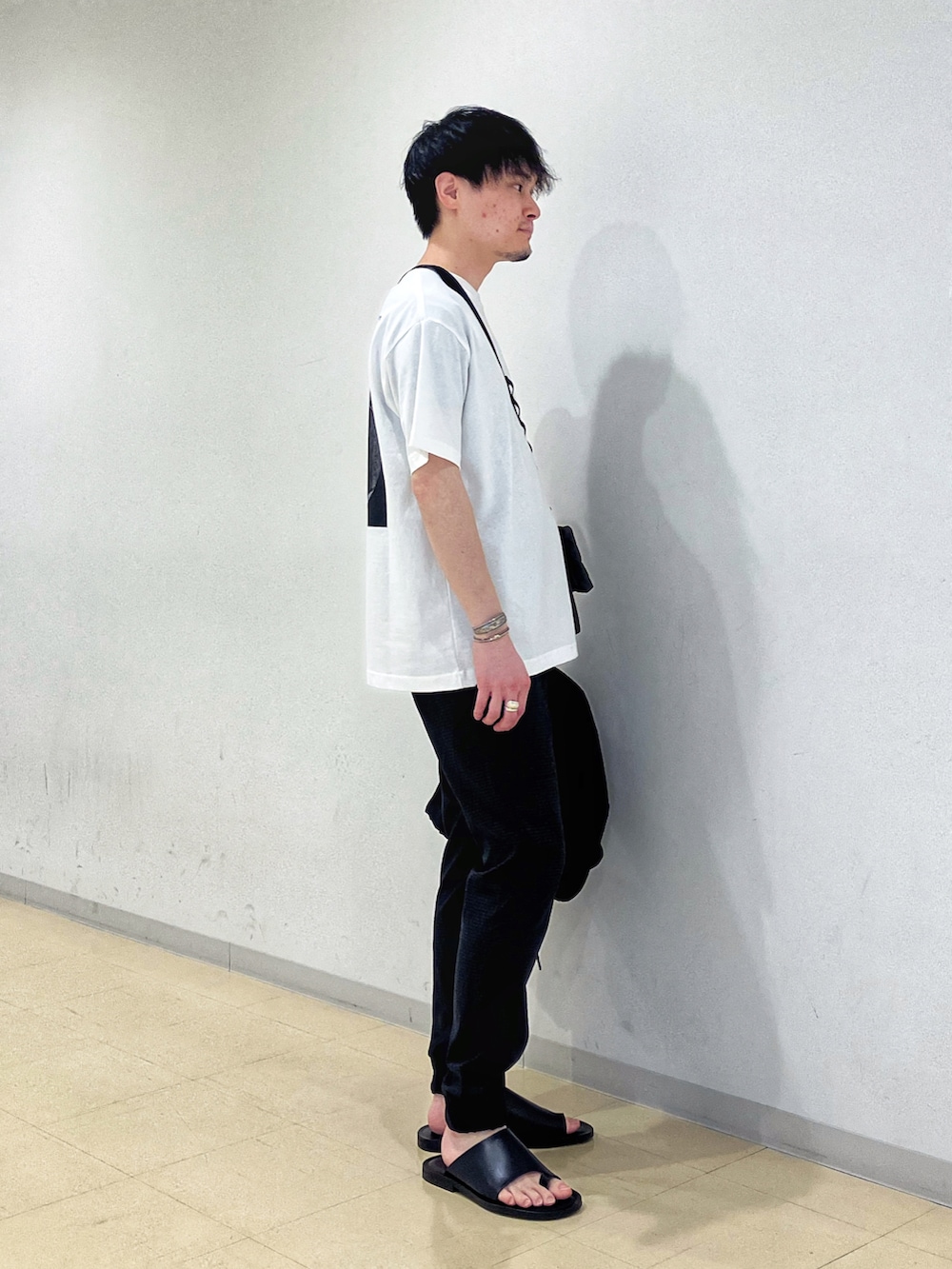 ホワイト系のTシャツ/カットソー、グレー系のショルダーバッグ、ブラック系のシャツ/ブラウスを着用したメンズの夏コーディネートの2枚目の写真
