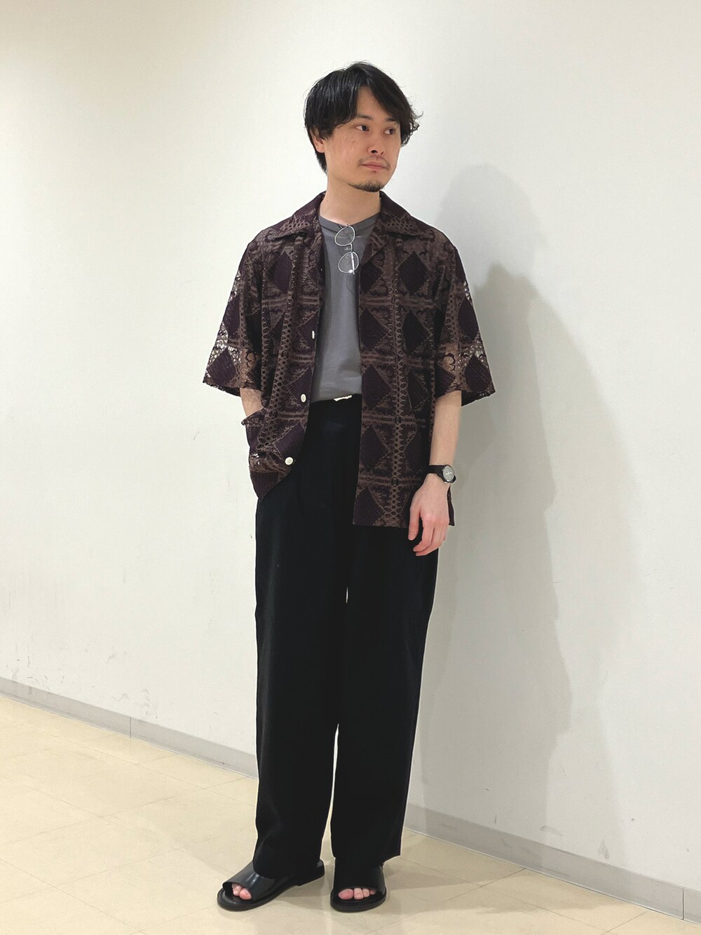 グレー系のTシャツ/カットソー、ブラウン系のシャツ/ブラウス、ブラック系のパンツを着用したメンズの夏コーディネートの2枚目の写真