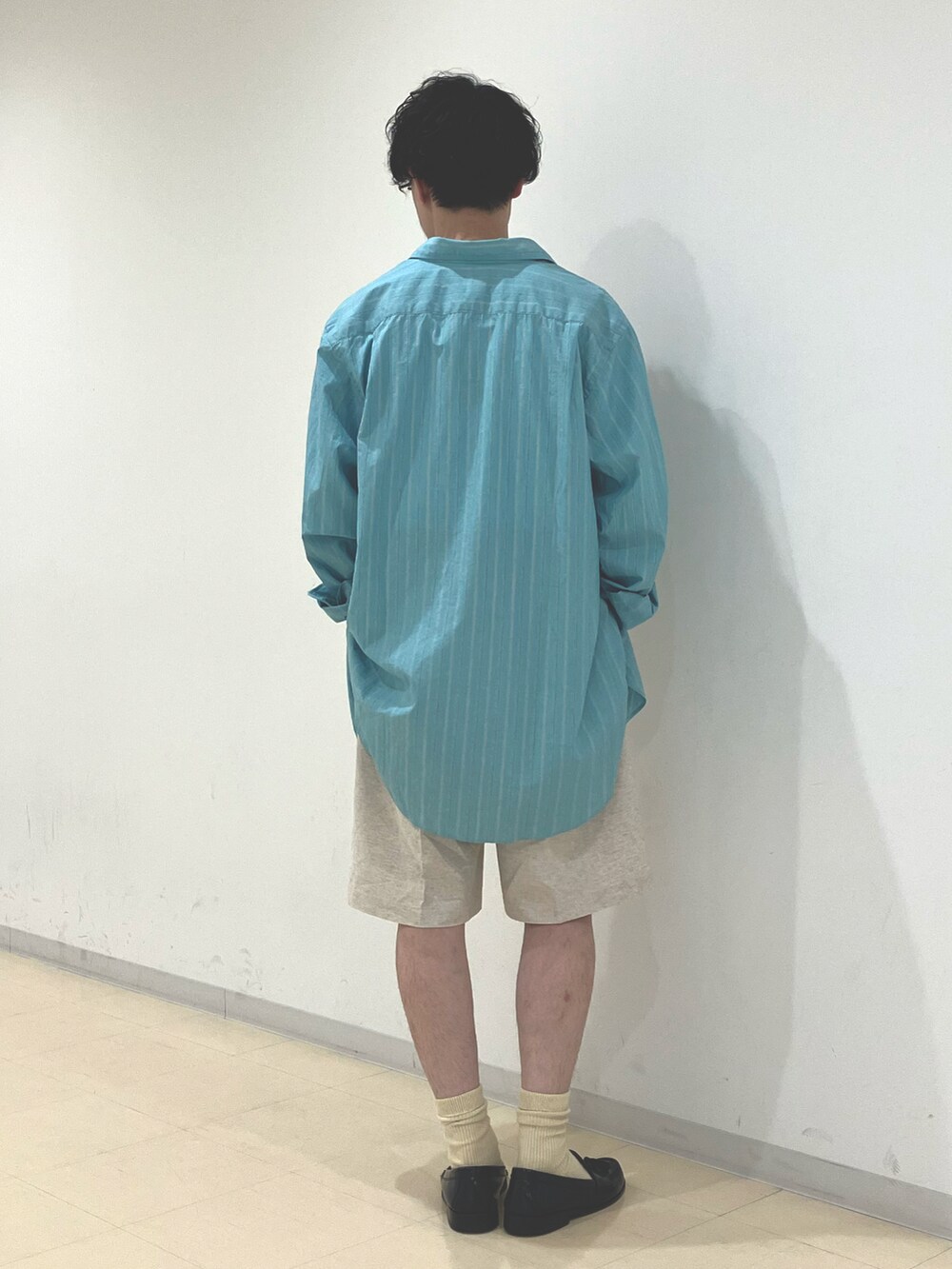 ブルー系のシャツ/ブラウス、ホワイト系のTシャツ/カットソー、ベージュ系のその他パンツを着用したメンズの夏コーディネートの3枚目の写真