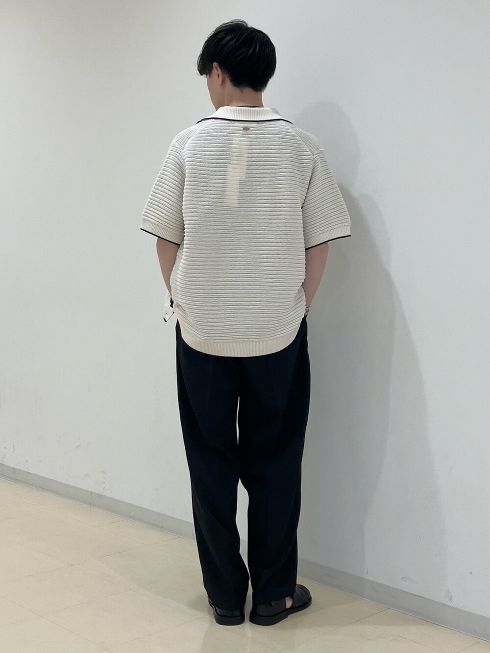 ホワイト系のニット/セーター、その他のTシャツ/カットソー、ブラック系のスラックスを着用したメンズの春コーディネートの3枚目の写真