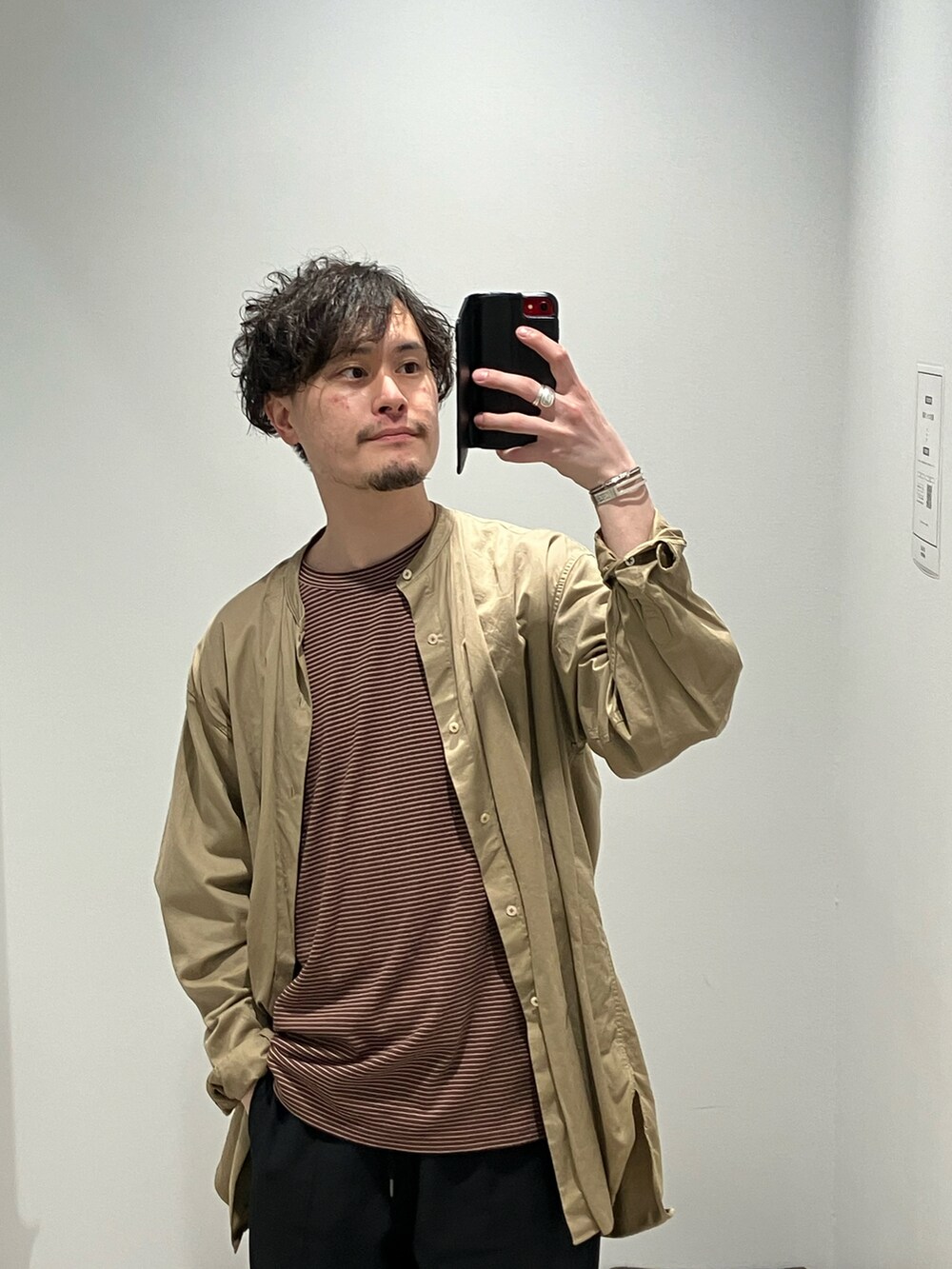 ブラウン系のTシャツ/カットソー、ベージュ系のシャツ/ブラウス、ブラック系のパンツを着用したメンズの夏コーディネートの2枚目の写真