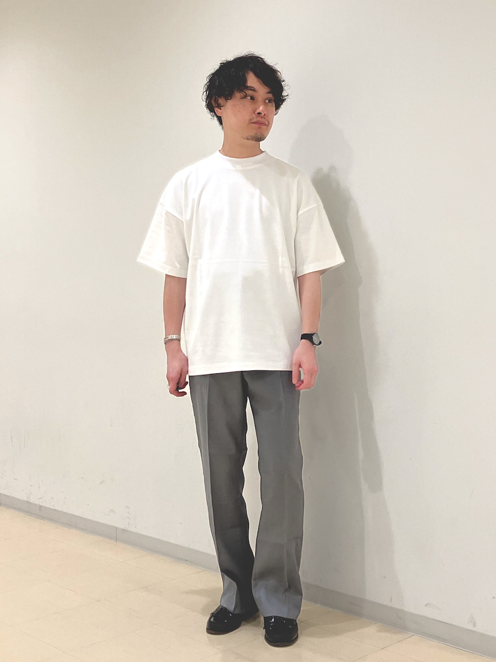 グレー系のシャツ/ブラウス、ホワイト系のTシャツ/カットソー、グレー系のスラックスを着用したメンズの夏コーディネートの4枚目の写真
