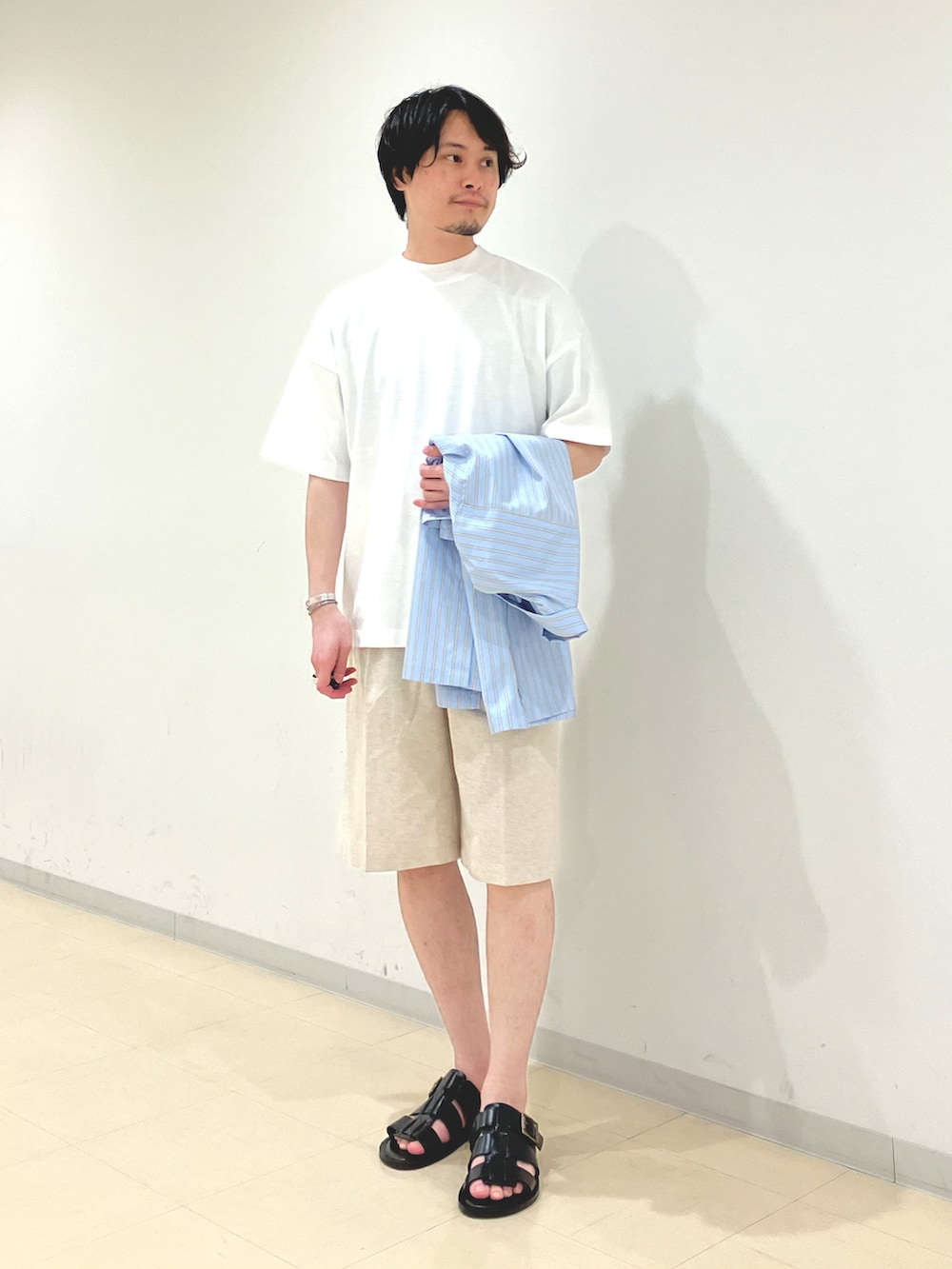 その他のシャツ/ブラウス、ホワイト系のTシャツ/カットソー、ベージュ系のその他パンツを着用したメンズの夏コーディネートの5枚目の写真