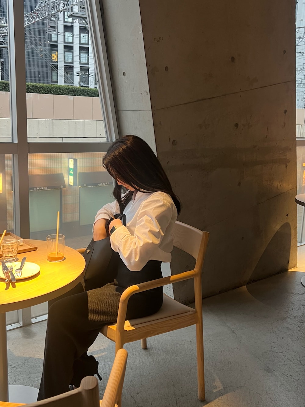 「カフェ、買い物、ショッピング、ラフコーデ、UNIQLO」｜「Hashibamiのアイテム（ハンドバッグ、ブラック系）」を使った、lillys_outfittersさん（骨格ウェーブ・レディース・151cm）の夏コーディネートの2枚目の写真