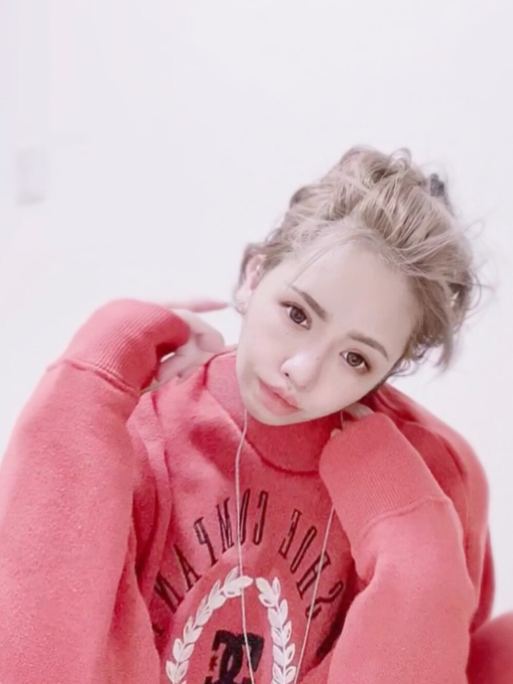 オレンジ系のスウェット、オレンジ系のスウェットパンツ、ブラック系のブーツを着用したレディースの冬コーディネートの2枚目の写真