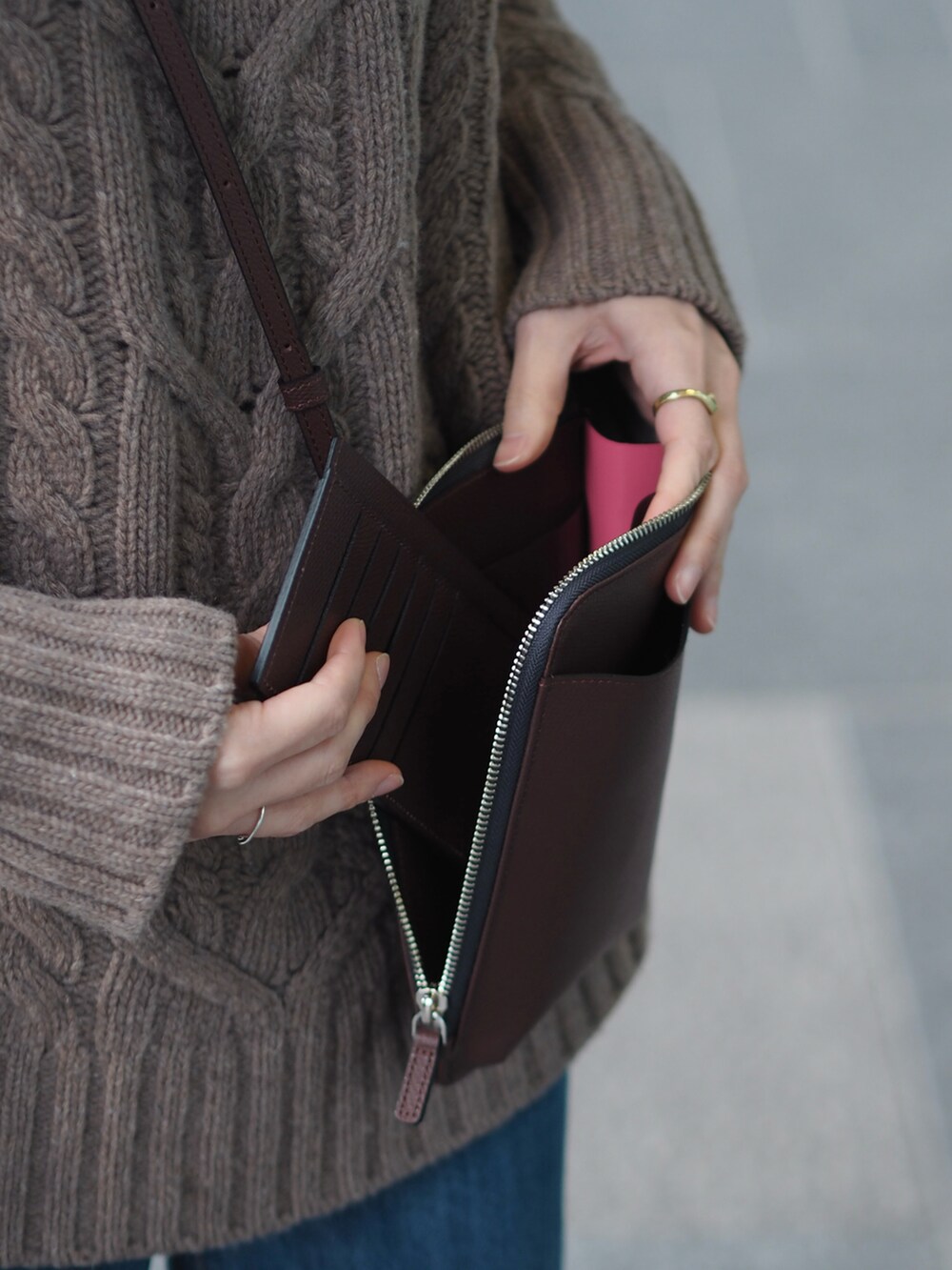 ブルー系のデニムパンツ、ブラック系のブーツ、ブラウン系のニット/セーターを着用したレディースの冬コーディネートの3枚目の写真