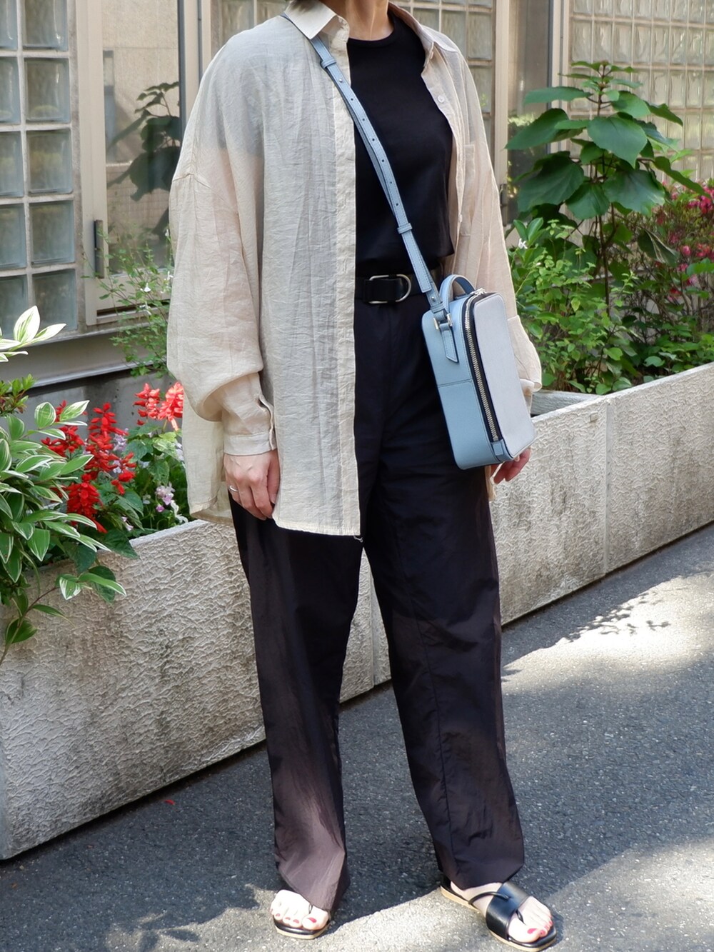 ブルー系のショルダーバッグ、ブラック系のその他パンツ、ブラック系のサンダルを着用したレディースの夏コーディネートの5枚目の写真