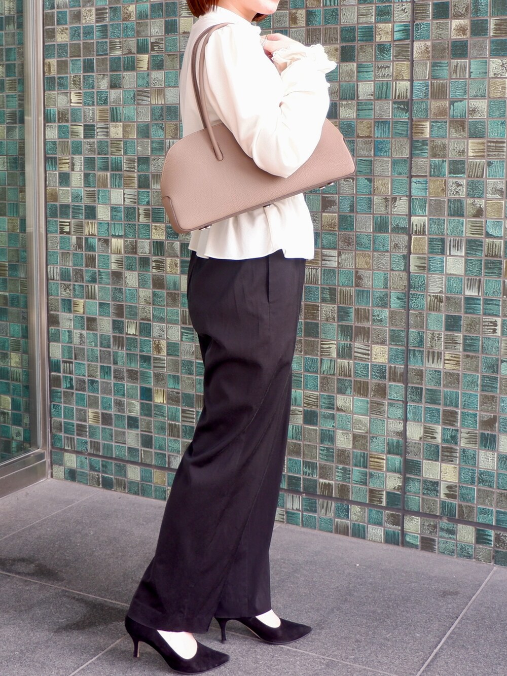 ブラウン系のボストンバッグ、ブラック系のパンプス、ブラック系のその他パンツを着用したレディースの春コーディネートの3枚目の写真