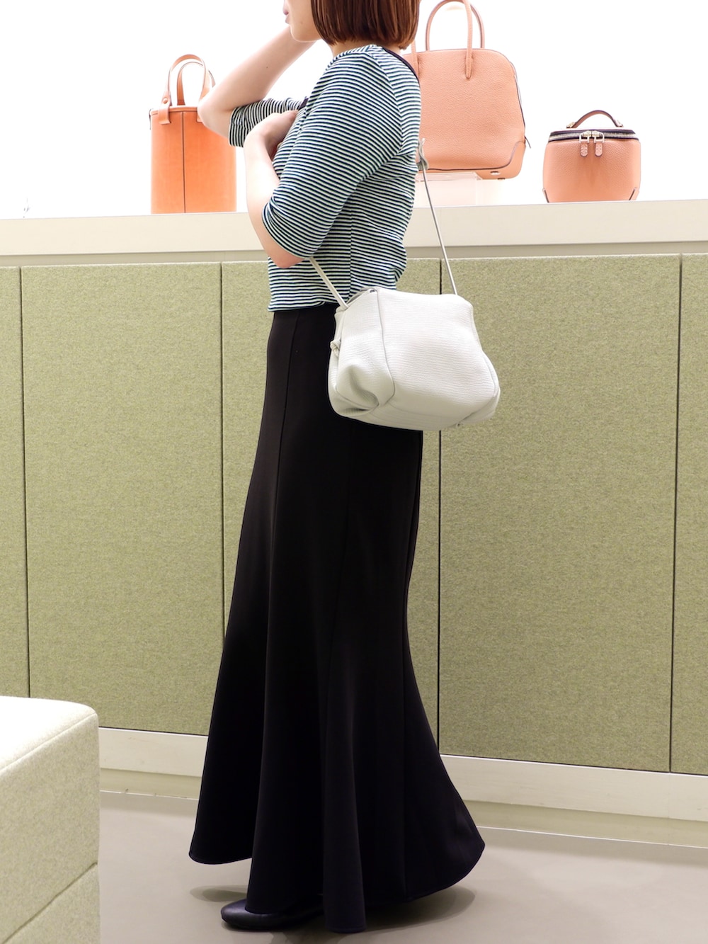 「きれいめカジュアル、おでかけコーデ、カジュアルコーデ、低身長女子、マーメイドスカート、ショルダーバッグ、ハンドバッグ、バッグ、撥水加工」｜「Epoiのタック 2wayワンショルダーバッグ（ショルダーバッグ、グレー系）」を使った、mayuさん（レディース・154cm）の夏コーディネートの4枚目の写真