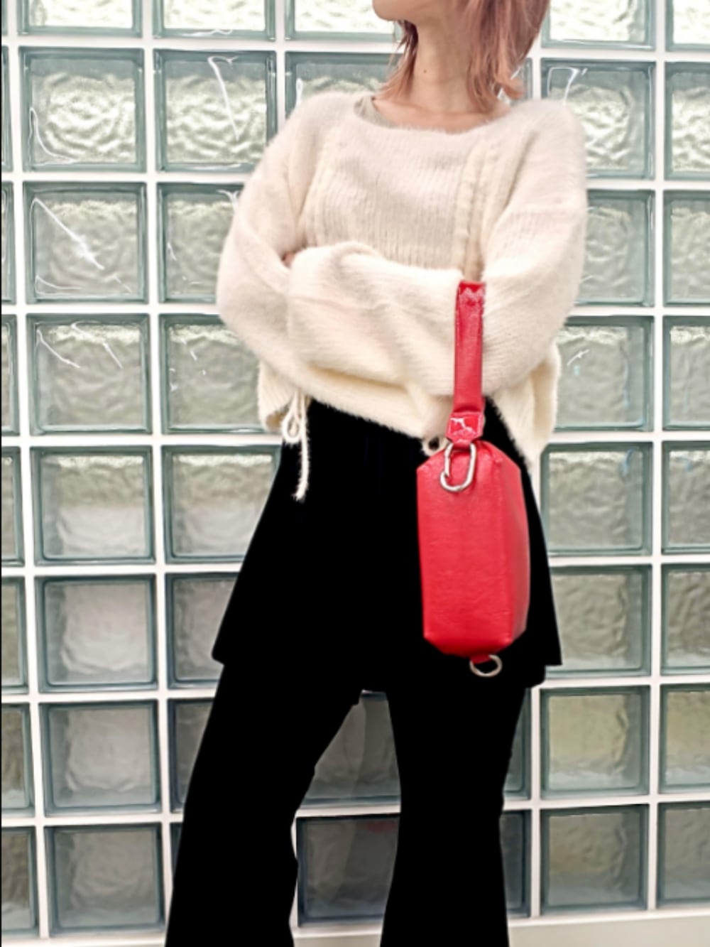 ブラック系のその他パンツ、レッド系のポーチを着用したレディースの秋コーディネートの4枚目の写真