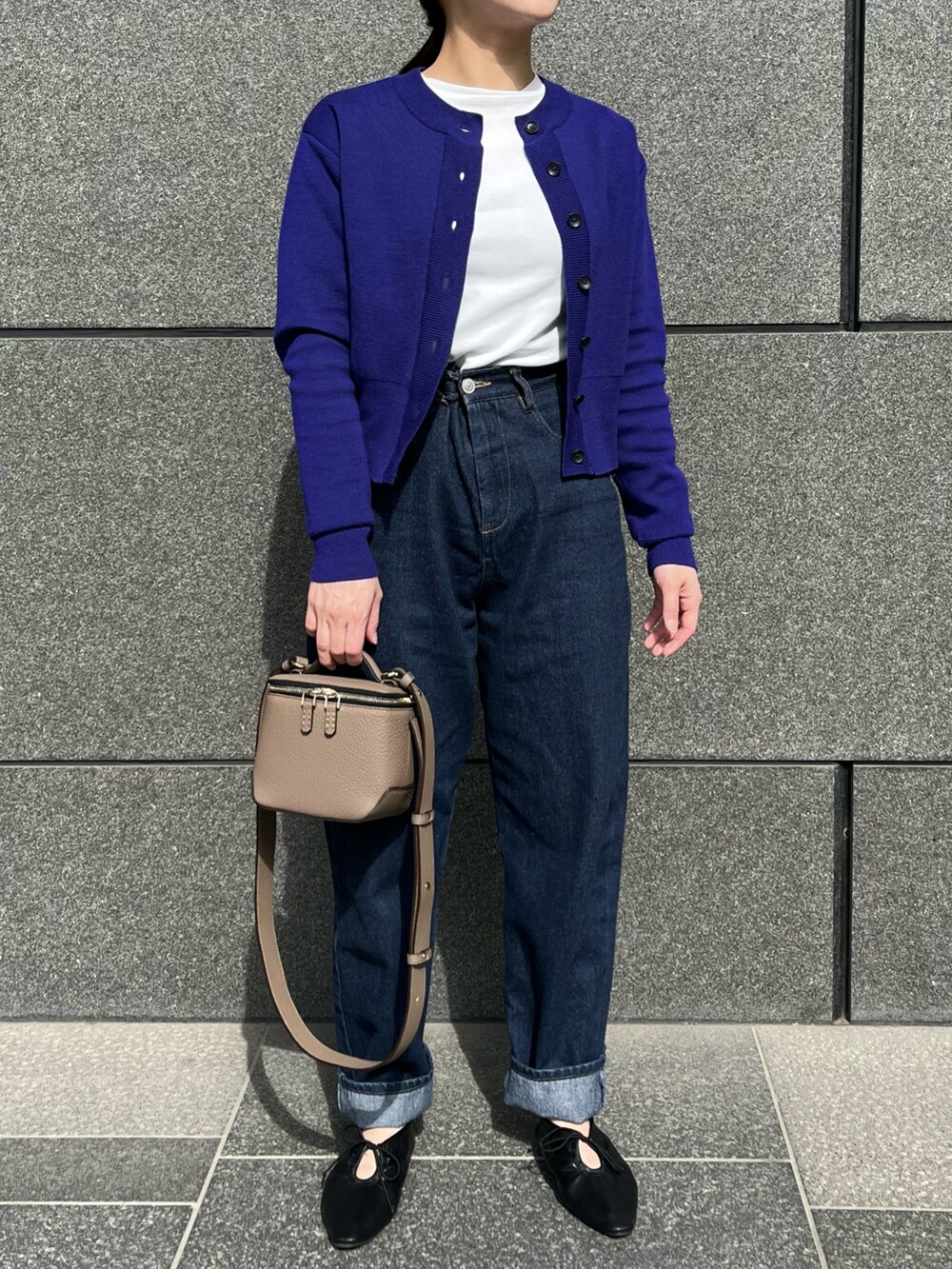 ベージュ系のショルダーバッグ、ブルー系のカーディガン/ボレロ、ブラック系のパンプスを着用したレディースの春コーディネートの3枚目の写真