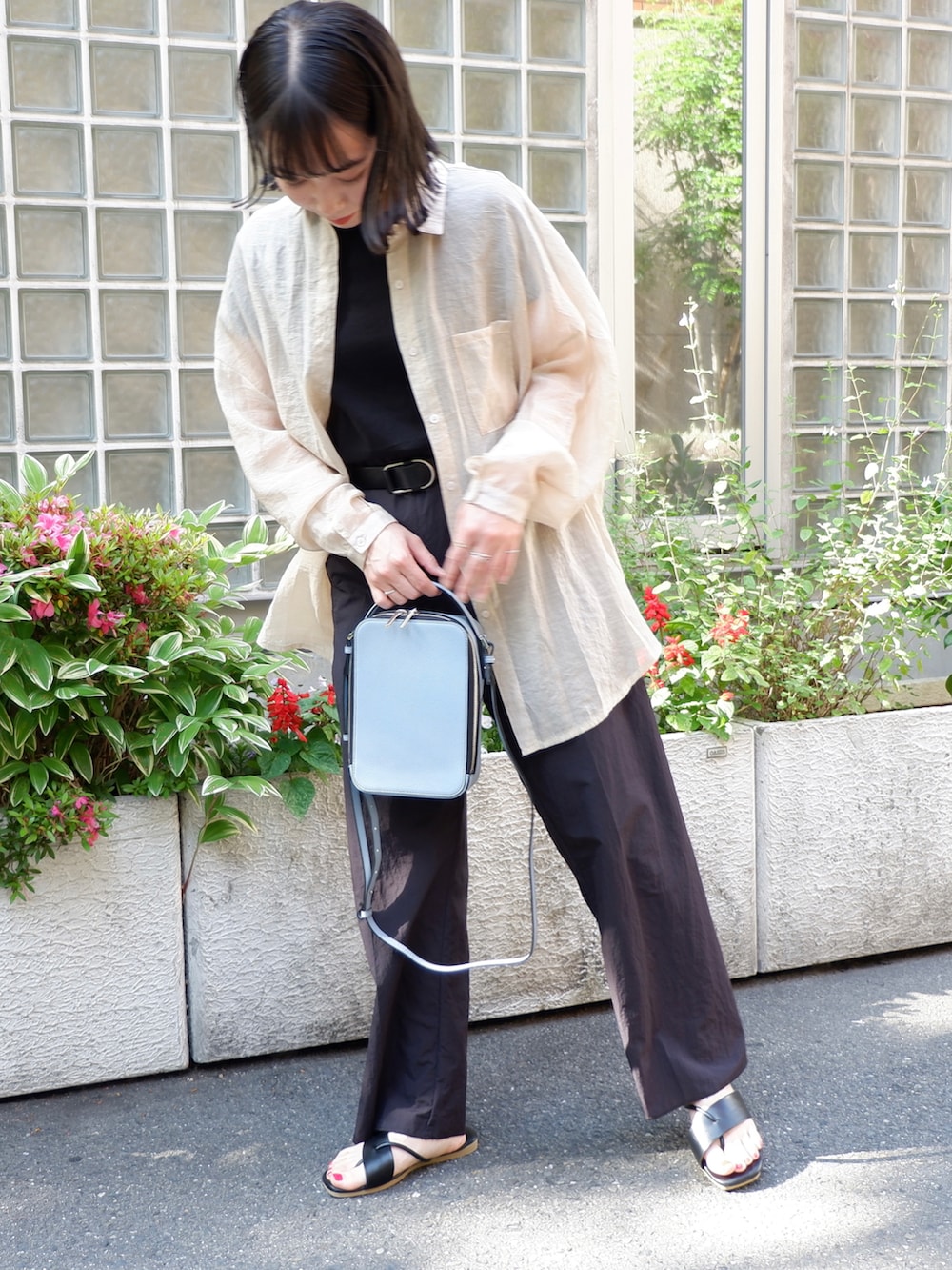 ブルー系のショルダーバッグ、ブラック系のその他パンツ、ブラック系のサンダルを着用したレディースの夏コーディネートの3枚目の写真