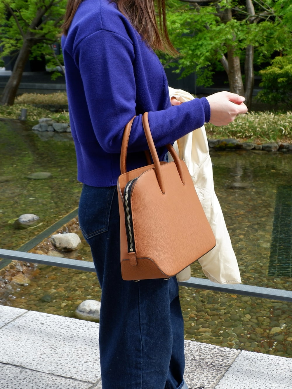 「大人カジュアル、今日のコーデ、低身長、シンプルコーデ、デニムコーデ、ボストンバッグ、ショルダーバッグ、パンツスタイル、秋冬、カーディガン、ニット」｜「EpoiのRits　リツ  2WAYボストンM（ボストンバッグ、ブラウン系）」を使った、mayuさん（レディース・154cm）の冬コーディネートの2枚目の写真