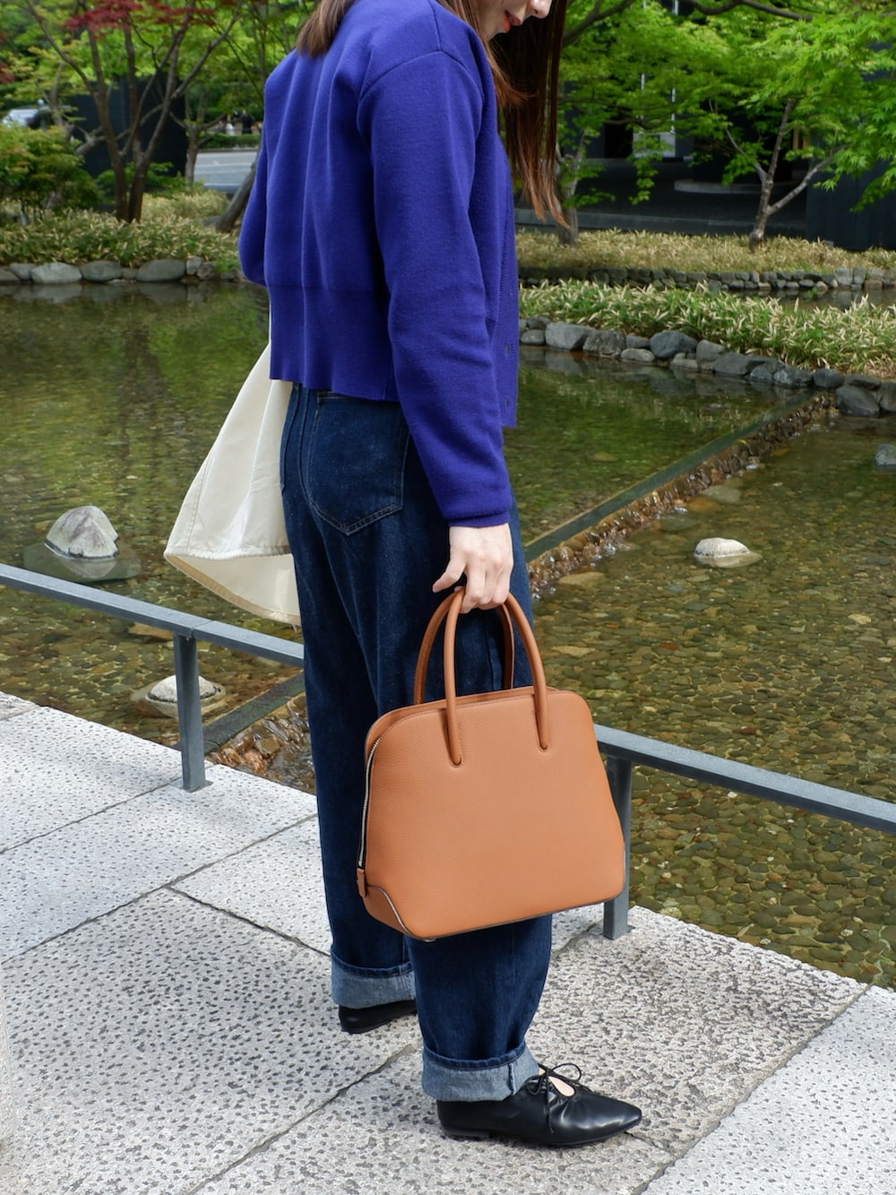 「大人カジュアル、今日のコーデ、低身長、シンプルコーデ、デニムコーデ、ボストンバッグ、ショルダーバッグ、パンツスタイル、秋冬、カーディガン、ニット」｜「EpoiのRits　リツ  2WAYボストンM（ボストンバッグ、ブラウン系）」を使った、mayuさん（レディース・154cm）の冬コーディネートの5枚目の写真