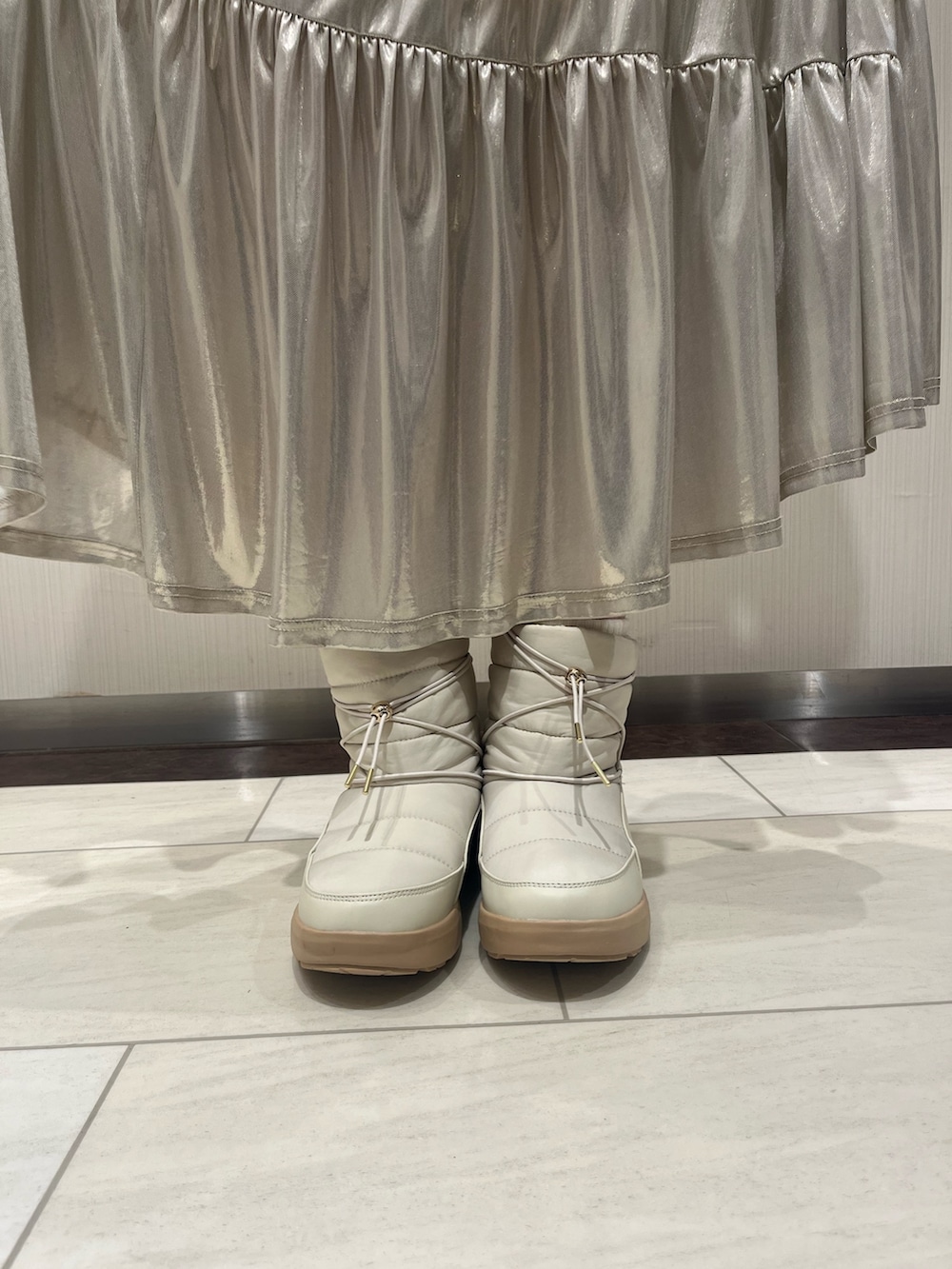 ブラック系のブーツを着用したレディースの秋コーディネートの2枚目の写真