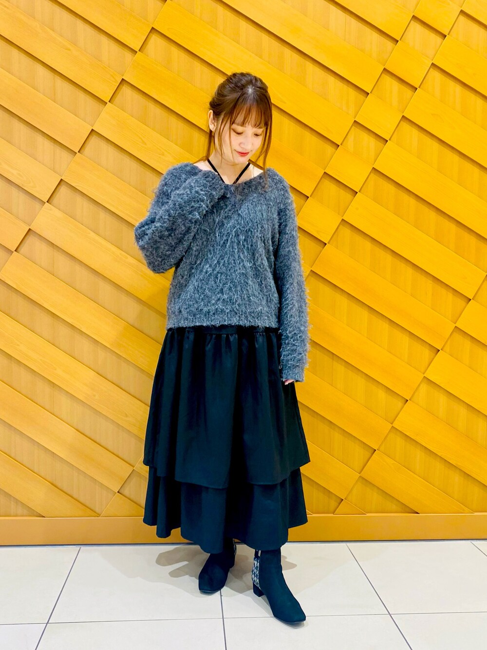 ブラック系のブーツを着用したレディースの秋コーディネートの2枚目の写真