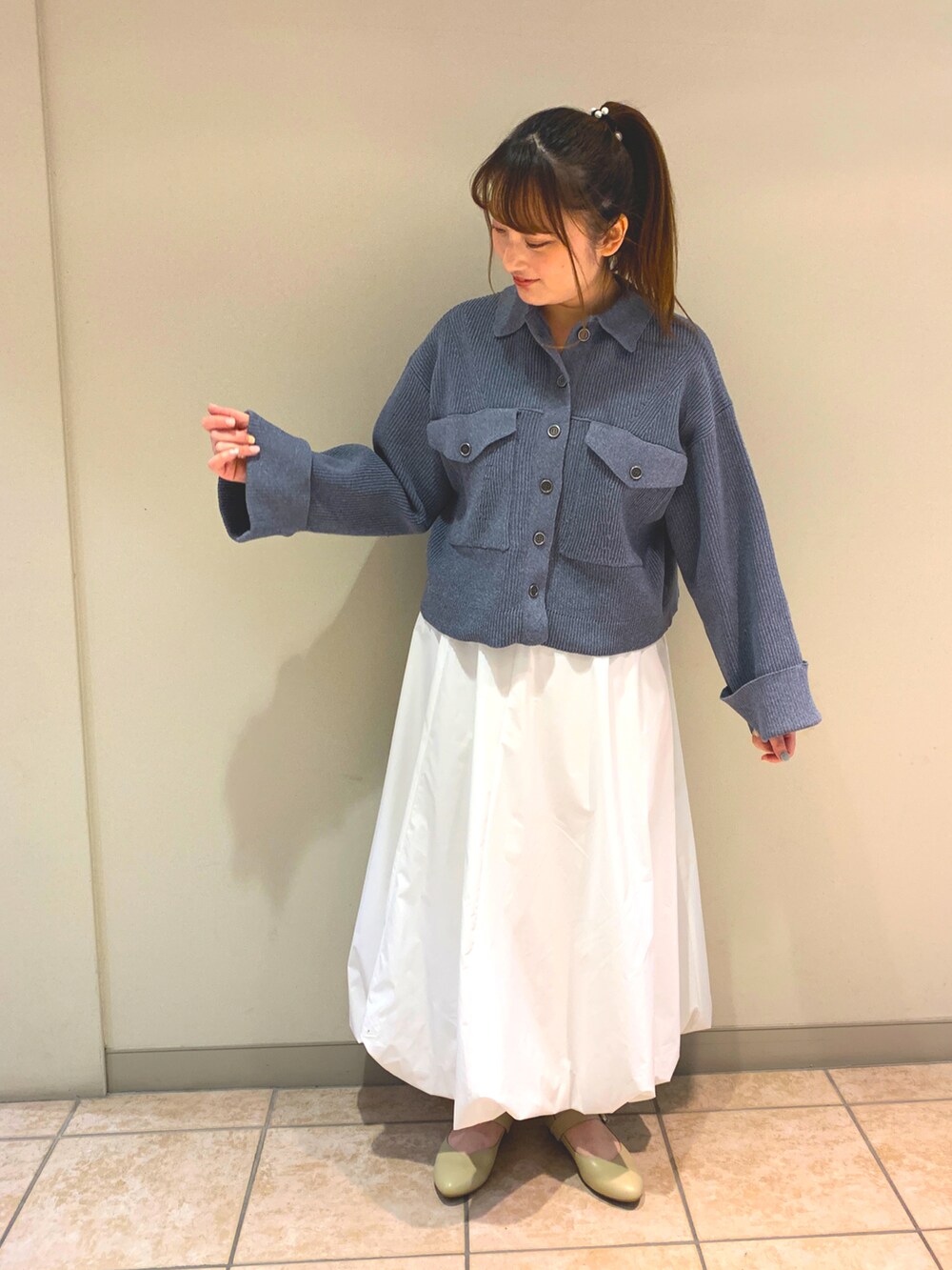 ベージュ系のパンプスを着用したレディースの春コーディネートの2枚目の写真