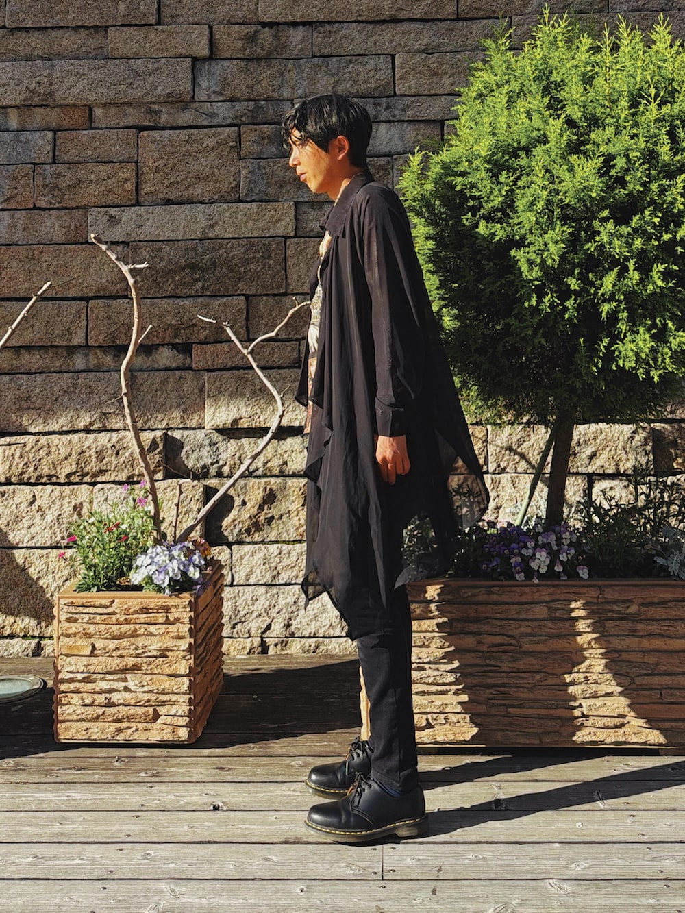 ブラック系のシャツ/ブラウス、ブラック系のチノパンツ、ブラック系のドレスシューズを着用したメンズの春コーディネートの3枚目の写真