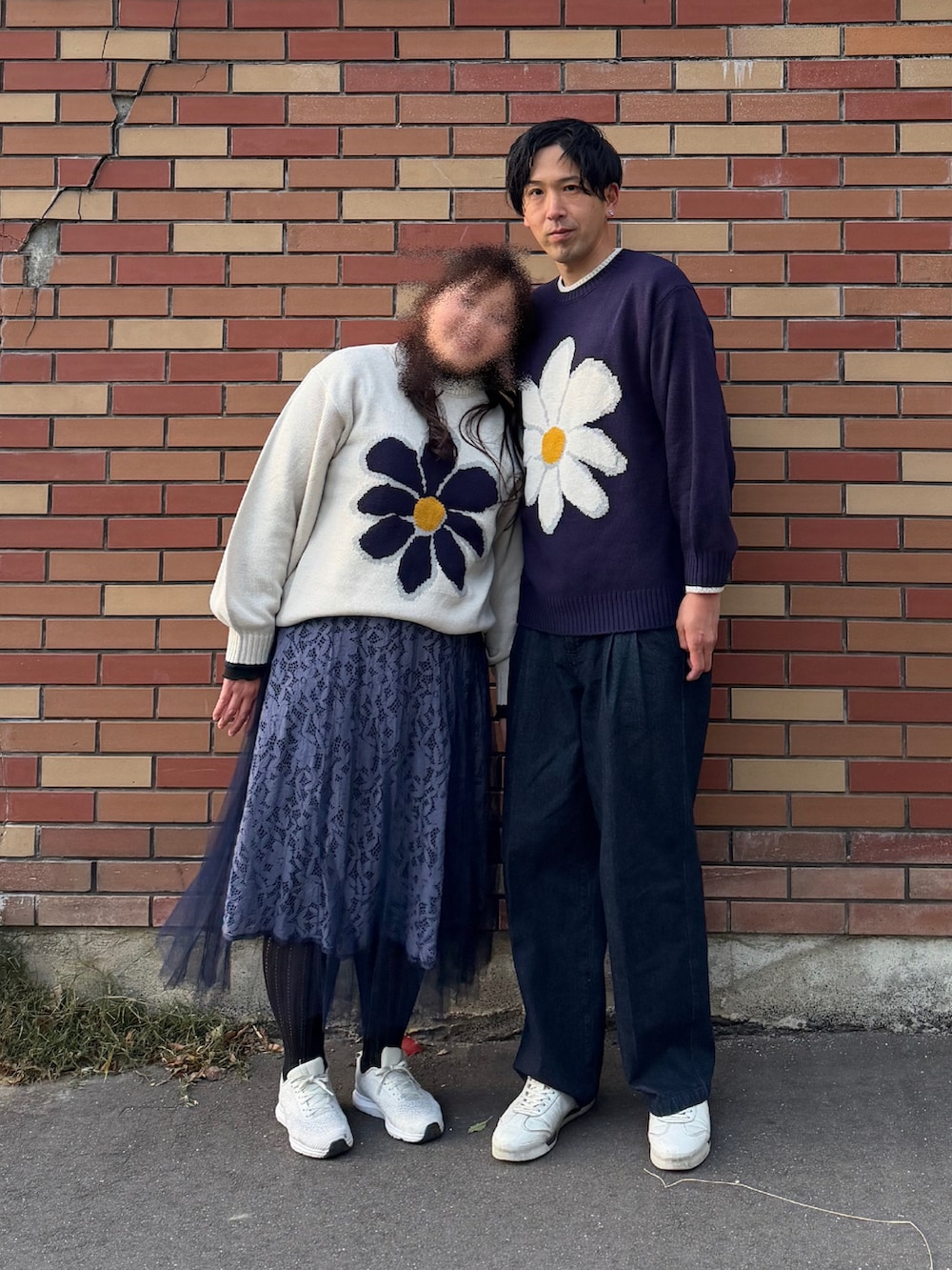 ブルー系のニット/セーター、ブルー系のデニムパンツ、ホワイト系のスニーカーを着用したメンズの冬コーディネートの4枚目の写真