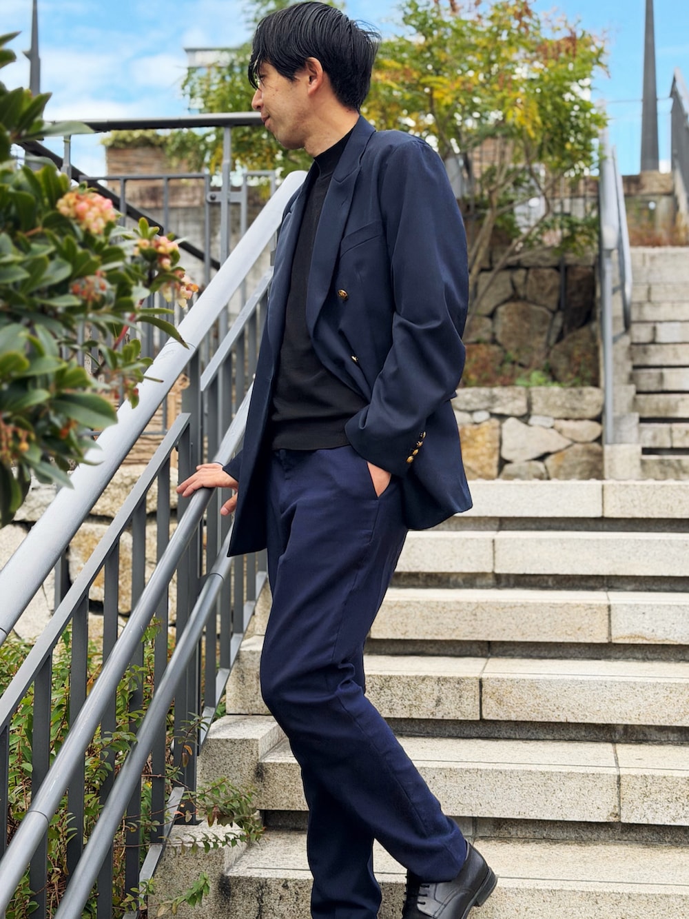 ブルー系のテーラードジャケット、ブルー系のスラックス、ブラック系のドレスシューズを着用したメンズの冬コーディネートの4枚目の写真