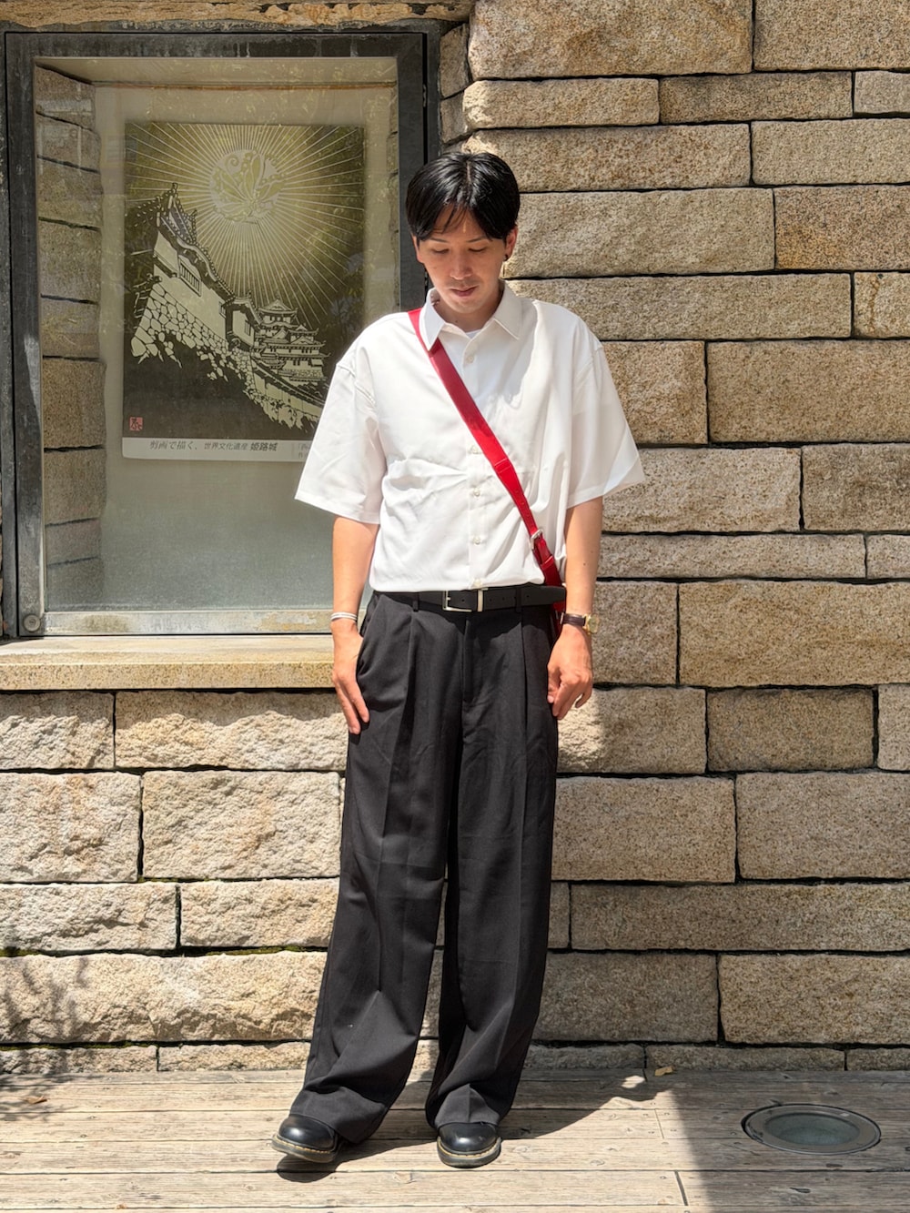 ホワイト系のシャツ/ブラウス、ブラック系のスラックス、ブラック系のドレスシューズを着用したメンズの夏コーディネートの2枚目の写真