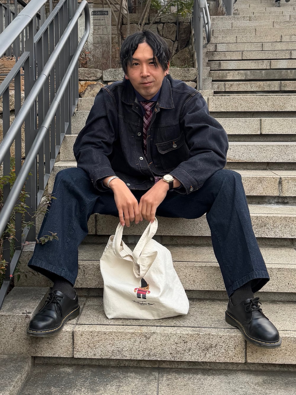 ブルー系のデニムジャケット、ブルー系のシャツ/ブラウス、ブルー系のデニムパンツを着用したメンズの冬コーディネートの2枚目の写真