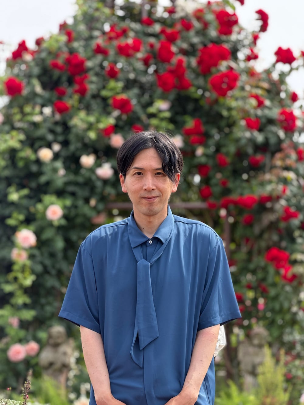 ブルー系のセットアップ、ブラック系のトートバッグ、ブラック系のドレスシューズを着用したメンズの春コーディネートの2枚目の写真