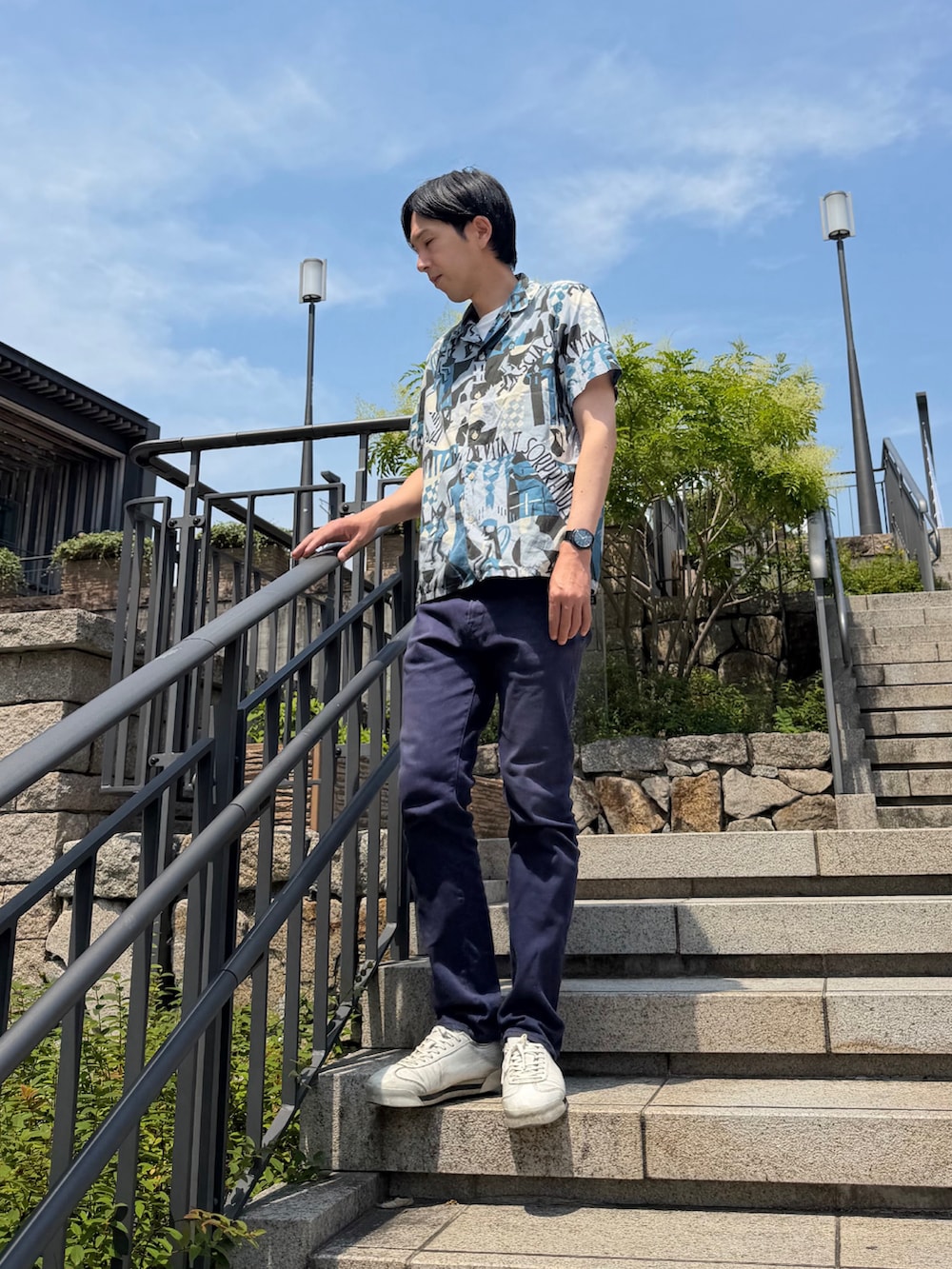 ブルー系のシャツ/ブラウス、ブルー系のその他パンツ、ホワイト系のスニーカーを着用したメンズの夏コーディネートの2枚目の写真