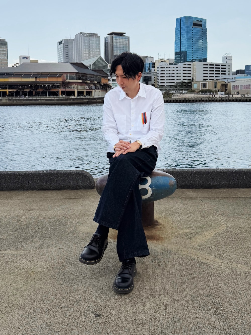ホワイト系のシャツ/ブラウス、ブルー系のデニムパンツ、ブラック系のドレスシューズを着用したメンズの春コーディネートの2枚目の写真
