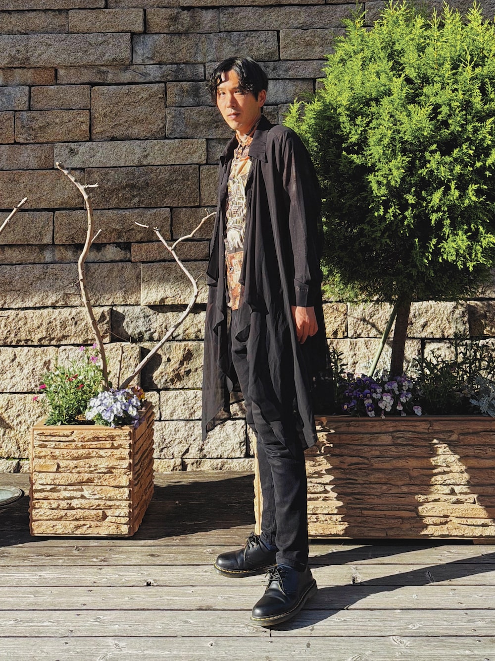 ブラック系のシャツ/ブラウス、ブラック系のチノパンツ、ブラック系のドレスシューズを着用したメンズの春コーディネートの2枚目の写真