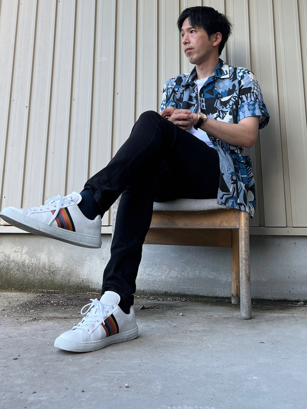 ブラック系のチノパンツ、ホワイト系のスニーカー、ブルー系のシャツ/ブラウスを着用したメンズの夏コーディネートの3枚目の写真