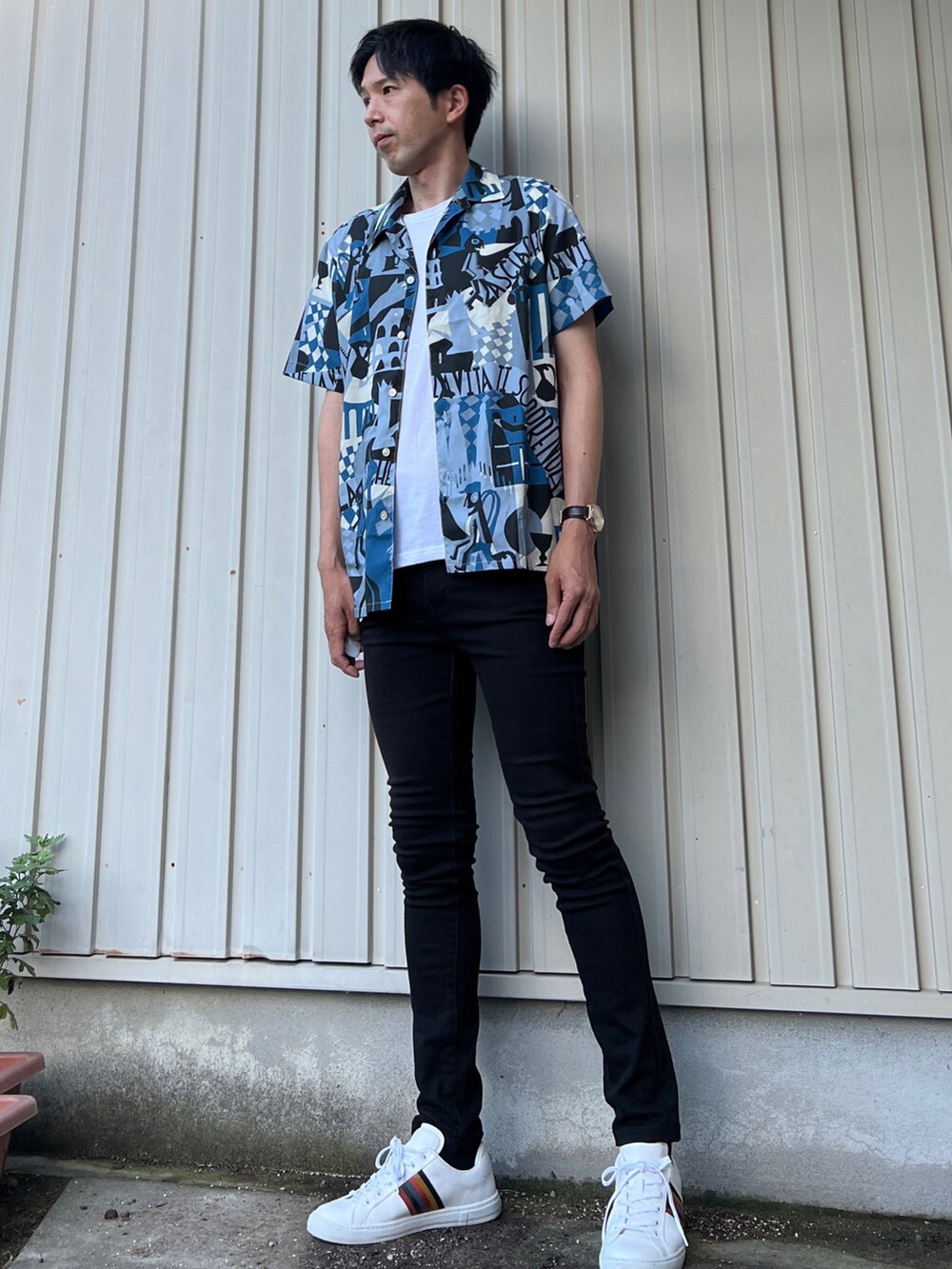 ブラック系のチノパンツ、ホワイト系のスニーカー、ブルー系のシャツ/ブラウスを着用したメンズの夏コーディネートの2枚目の写真