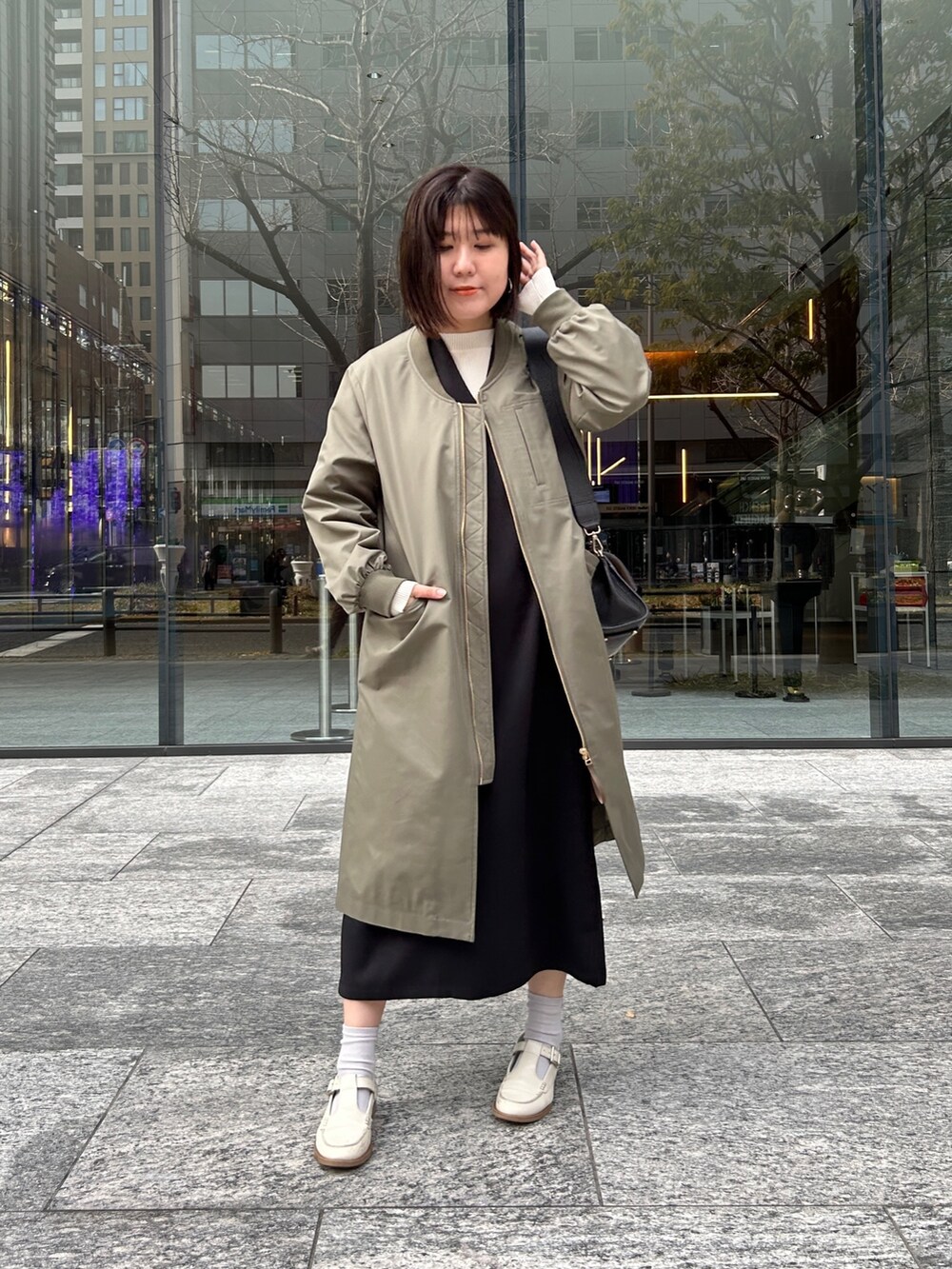 「レイヤードスタイル、シンプルコーデ、きれいめカジュアル、春アウター、大人女子、おでかけコーデ、キレイめ、大人カジュアル、骨格ストレート、ワンピース」｜「Chez toiのMA-1ロングコート（その他アウター、グリーン系）」を使った、maiさん（レディース・158cm）の春コーディネートの2枚目の写真