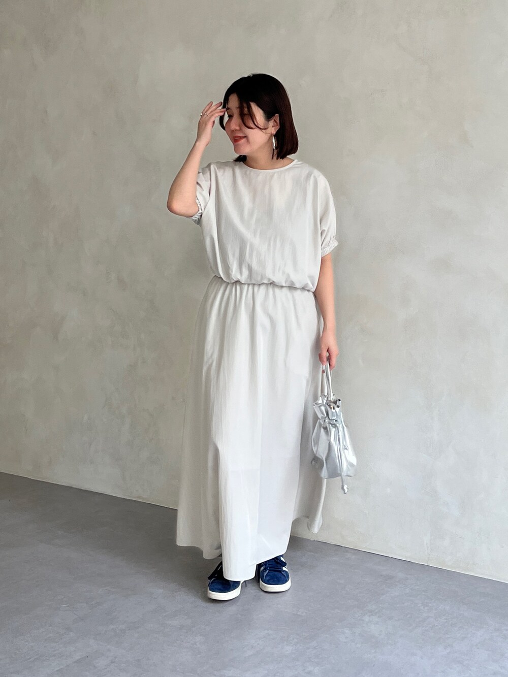 「セットアップ、最近のいい感じコーデ、大人カジュアル、春夏コーデ、淡色コーデ、シンプルコーデ、きれいめカジュアル、休日スタイル、スニーカー、お出かけコーデ、キレイめカジュアル、楽チンコーデ、きれいめコーデ、オトナ女子、30代コーデ」｜「Chez toiのボリュームブラウス×フレアスカートSET（ワンピース、グレー系）」を使った、maiさん（骨格ストレート・レディース・158cm）の春コーディネートの2枚目の写真