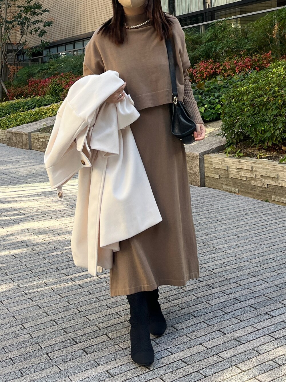「クリスマスに着たい服、ロングワンピース、休日スタイル、きれいめカジュアル、冬コーデ、淡色コーデ、コート、ワンピース、ニットワンピース、デート」｜「Chez toiのケーププルオーバー×リブワンピースニットアップ（ワンピース、ブラウン系）」を使った、maiさん（レディース・158cm）の冬コーディネートの4枚目の写真