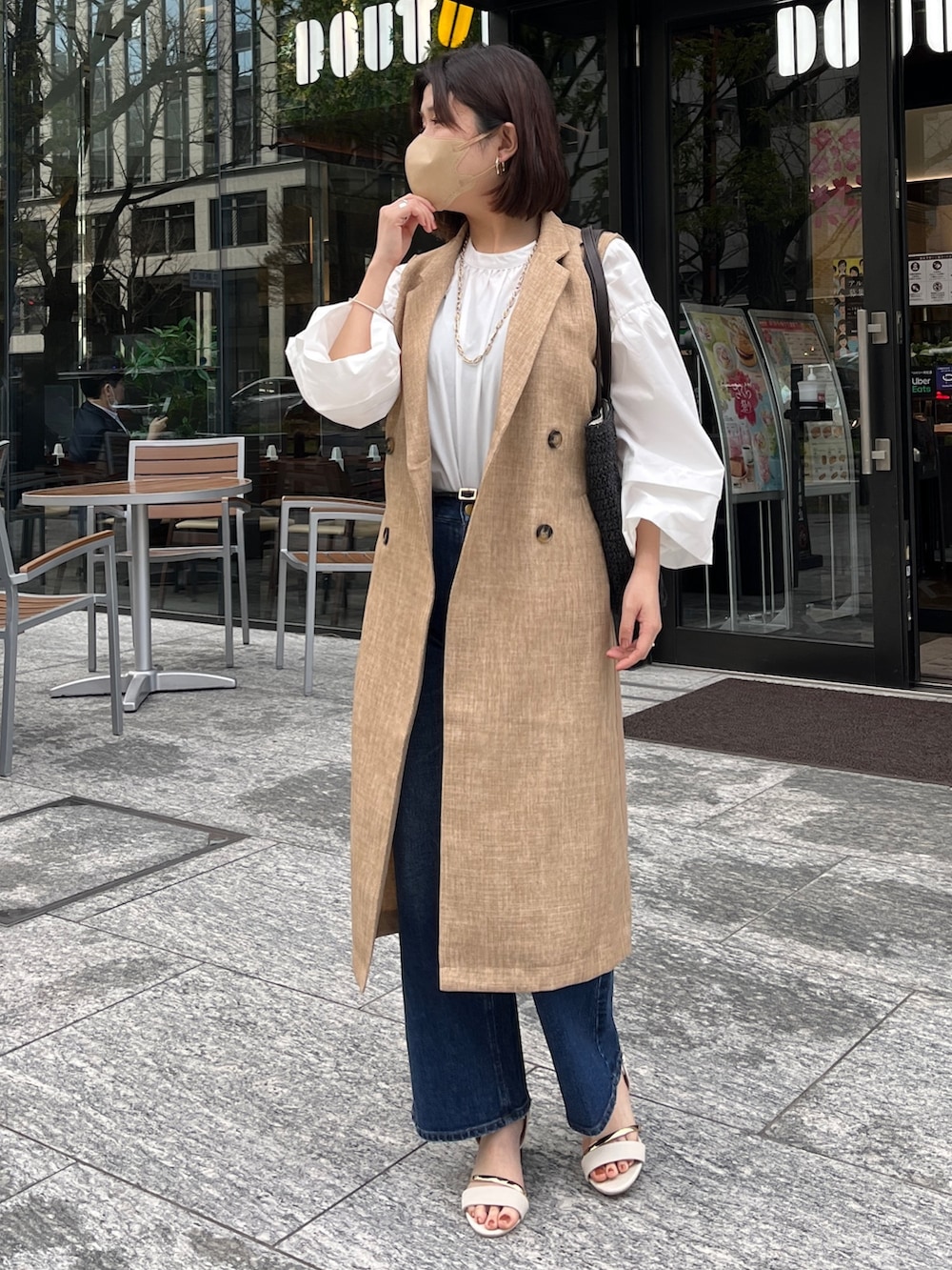 「シャツスタイル、春服みてみて、シンプルコーデ、休日スタイル、春コーデ、ベスト、ボリューム袖、ジレ、デニム、オトナカワイイ」｜「Chez toiのBACK異素材ジレコート（その他アウター、ベージュ系）」を使った、maiさん（レディース・158cm）の春コーディネートの2枚目の写真