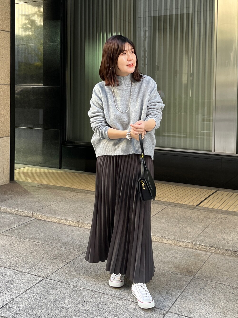 「休日スタイル、ホワイトコーデ、クリスマスに着たい服、スニーカー、お出かけコーデ、コート、ロングスカート、タートルネック、きれいめカジュアル」｜「Chez toiの袖ファイバーダウンスタンドネックコート（その他アウター、ホワイト系）」を使った、maiさん（レディース・158cm）の冬コーディネートの4枚目の写真