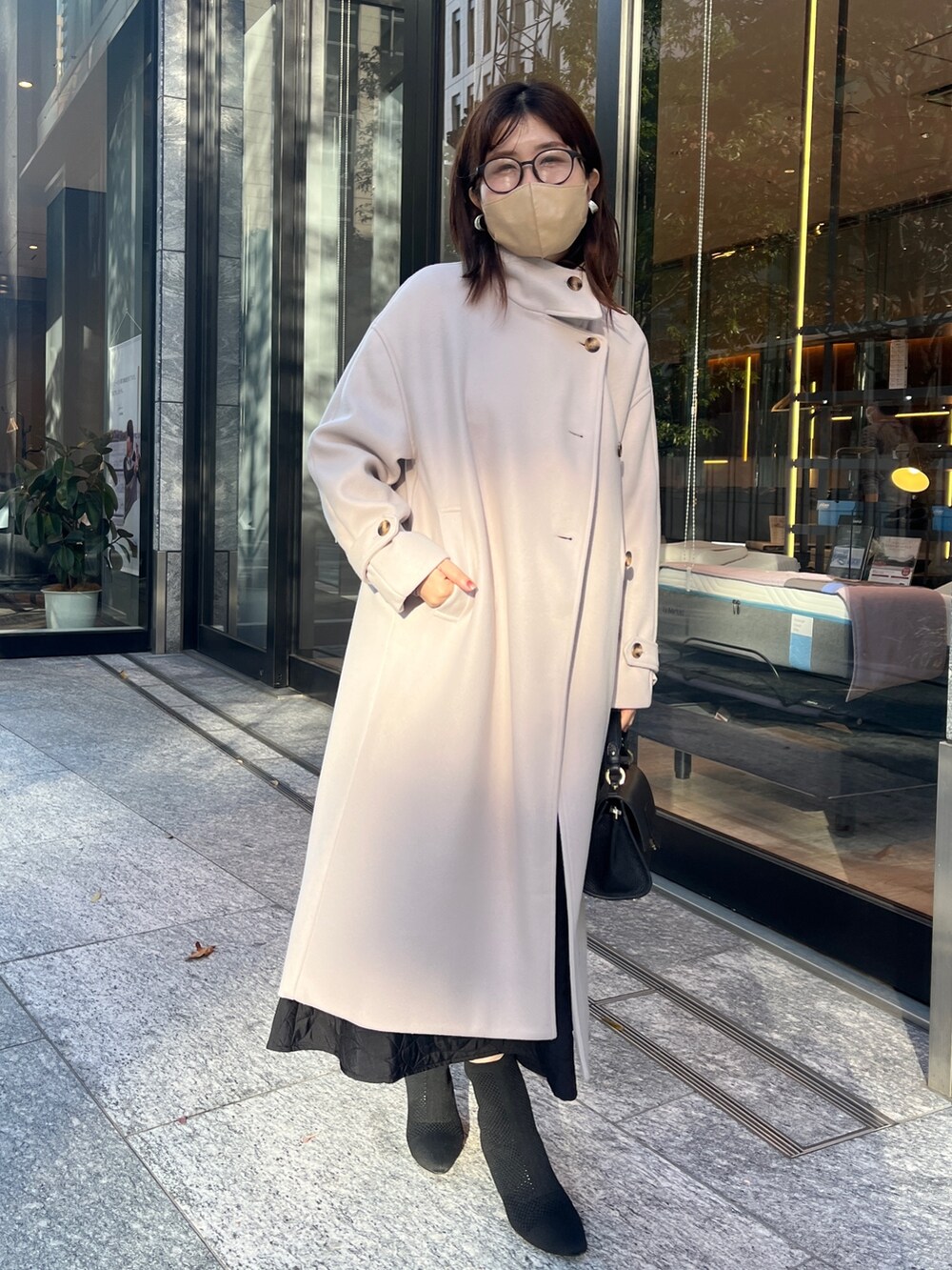「きれいめカジュアル、秋冬コーデ、オトナカジュアル、冬コーデ、お仕事コーデ、スタンドカラーコート、コートスタイル、ワンピース、キルティング、コート」｜「Chez toiのキルティング切替ペプラムワンピース（ワンピース、グレー系）」を使った、maiさん（レディース・158cm）の秋コーディネートの4枚目の写真