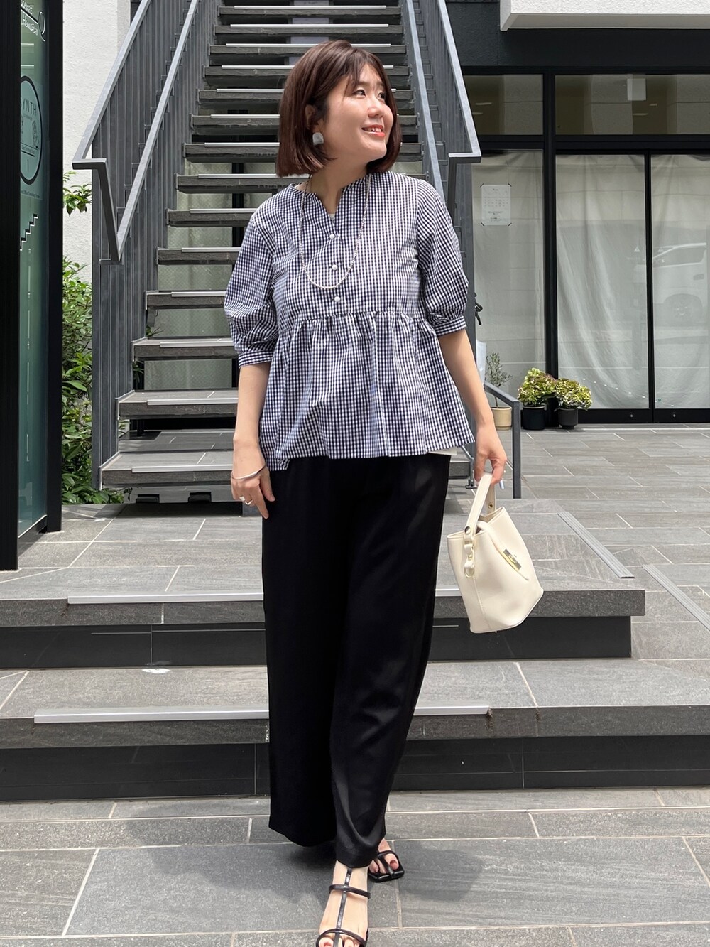 「お出かけコーデ、大人カジュアル、夏コーデ、オトナ女子、夏トップス、サンダル、きれいめ」｜「Chez toiのパールボタンギャザー切替ブラウス（シャツ/ブラウス、ブラック系）」を使った、maiさん（レディース・158cm）の夏コーディネートの3枚目の写真