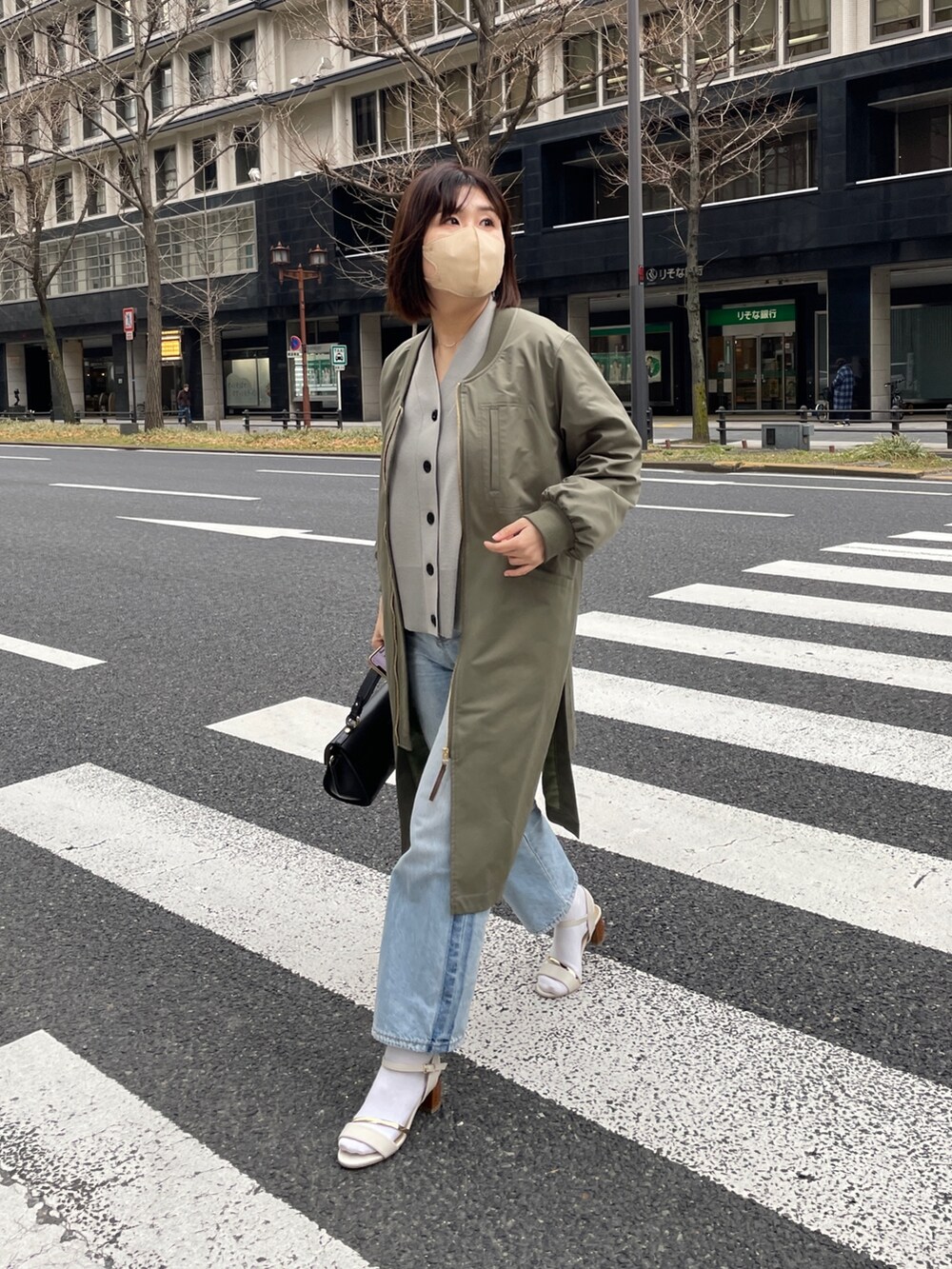 「きれいめカジュアル、プチプラ、レイヤードスタイル、骨格ストレート、デニム、カーキ、オトナ女子、オトナカジュアル、シンプルコーデ」｜「Chez toiのMA-1ロングコート（その他アウター、グリーン系）」を使った、maiさん（レディース・158cm）の冬コーディネートの3枚目の写真