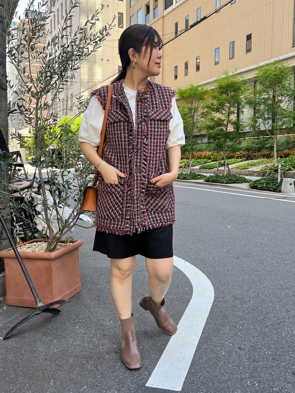 「休日コーデ、きれいめカジュアル、オトナカジュアル、カラーコーデ、骨格ストレート、ジレスタイル、ジレコーデ、ショートパンツ、ベストコーデ、秋コーデ、ツイードジャケット、大人女子、大人ガーリー、秋のコーデ」｜「Chez toiのツイードフリンジハーフジレジャケット（ベスト、レッド系）」を使った、maiさん（レディース・158cm）の夏コーディネートの3枚目の写真