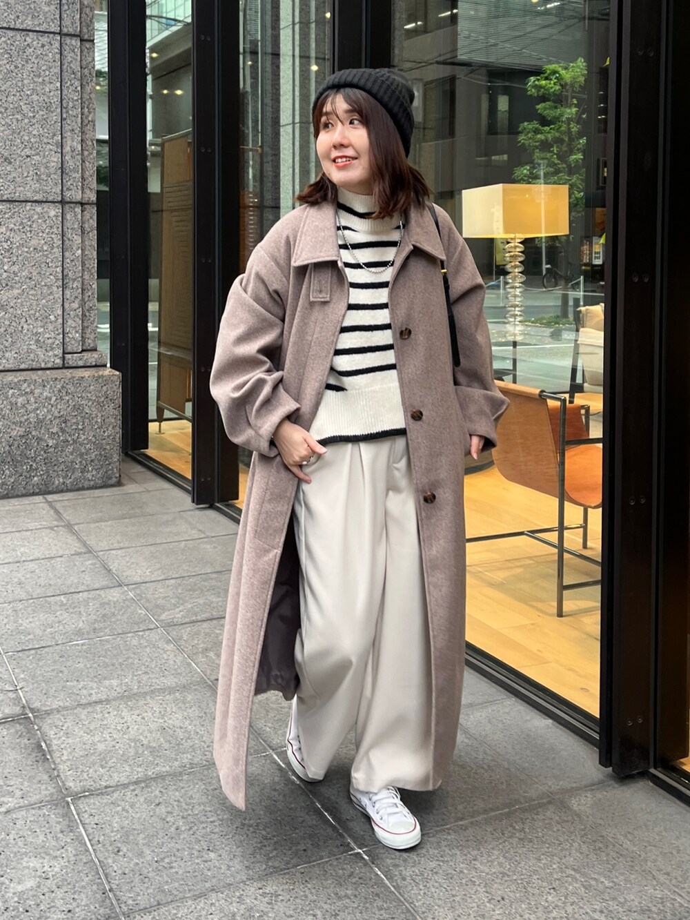 「冬アウター、休日スタイル、ホワイトコーデ、スニーカー、マイベストコーデ2023、お出かけコーデ、コート、きれいめカジュアル、淡色コーデ、ニット帽」｜「Chez toiのベルト付スタンドネックロングコート（ジャケット/アウター、ブラウン系）」を使った、maiさん（レディース・158cm）の冬コーディネートの2枚目の写真