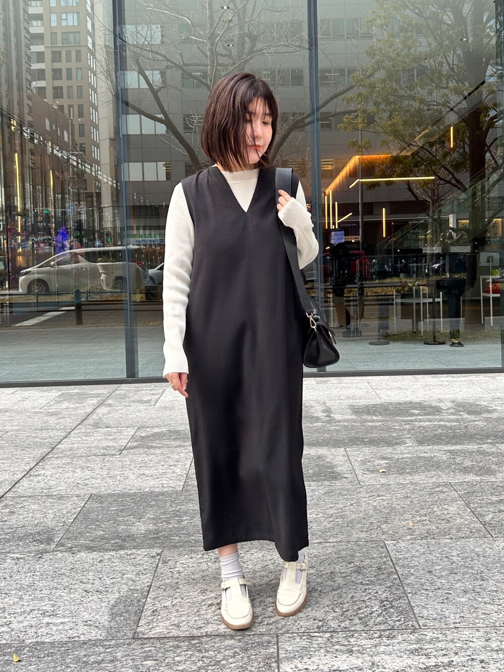 「レイヤードスタイル、シンプルコーデ、きれいめカジュアル、春アウター、大人女子、おでかけコーデ、キレイめ、大人カジュアル、骨格ストレート、ワンピース」｜「Chez toiのMA-1ロングコート（その他アウター、グリーン系）」を使った、maiさん（レディース・158cm）の春コーディネートの3枚目の写真