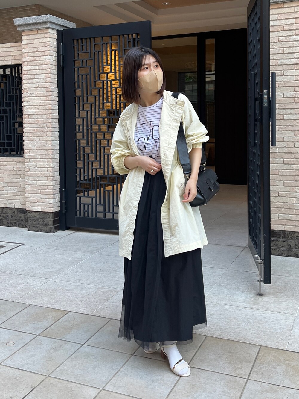 「レイヤードスタイル、きれいめカジュアル、春アウター、ローファー、ロゴT、春服、骨格診断ストレート、オトナカジュアル、春コーデ」｜「Chez toiのスタンドカラーモッズコート（モッズコート、ホワイト系）」を使った、maiさん（レディース・158cm）の春コーディネートの3枚目の写真