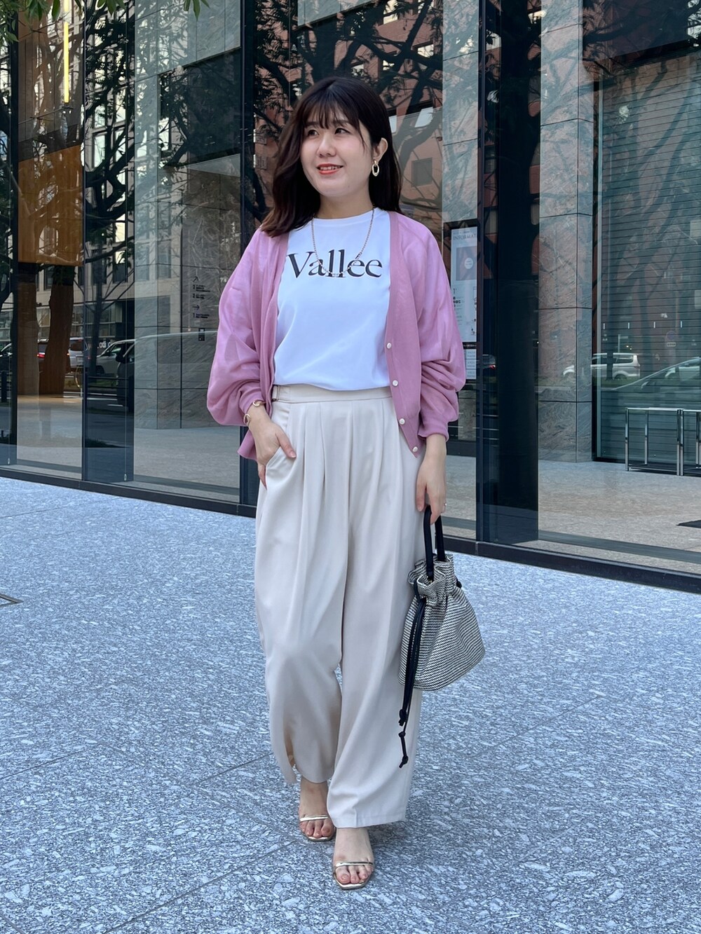 「春コーデ、春服みてみて、パステルカラー、レイヤードスタイル、お出かけコーデ、春ファッション、シンプルコーデ、春服、春色、カーディガン」|「Chez toiのシアーラグラン短丈カーディガン(カーディガン/ボレロ、ピンク系)」を使った、maiさん(レディース・158cm)の春コーディネートの2枚目の写真
